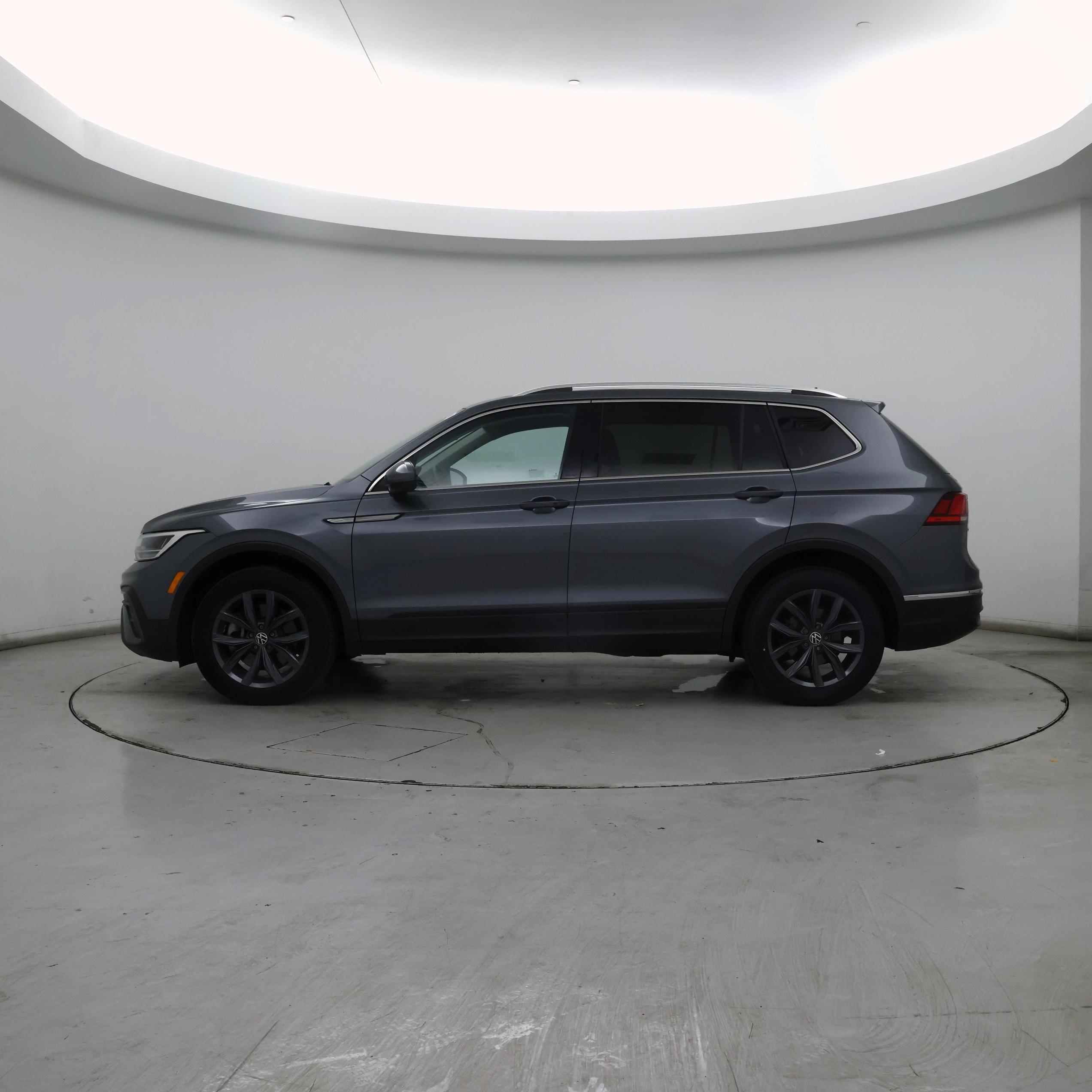 Thumbnail: 2023 Volkswagen Tiguan - 3