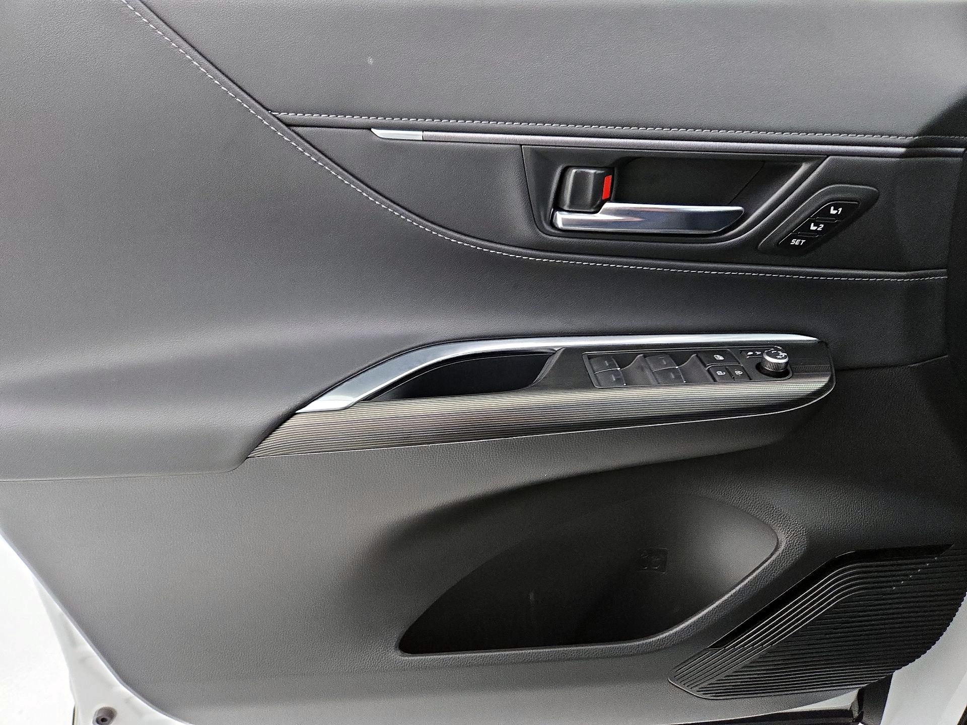 Thumbnail: 2023 Toyota Venza - 12