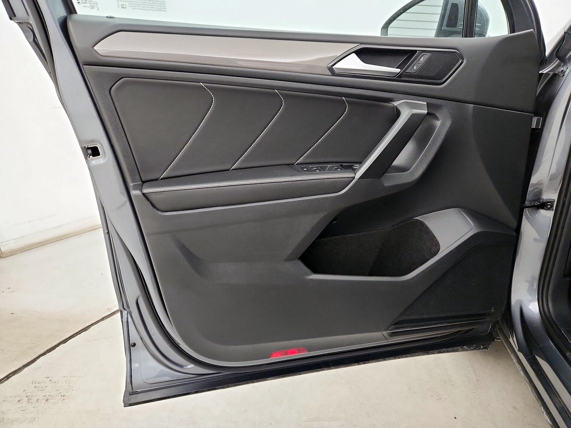 Thumbnail: 2023 Volkswagen Tiguan - 12