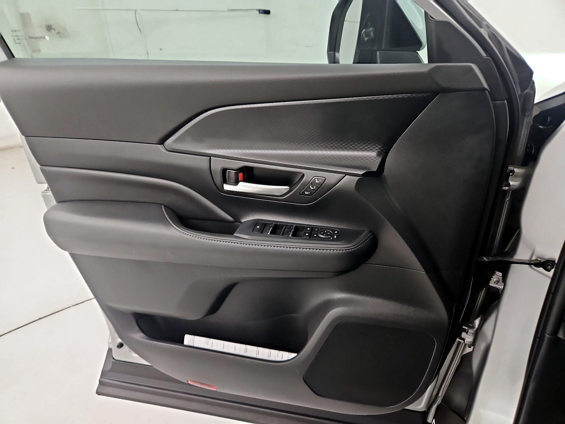 Thumbnail: 2024 Toyota Highlander - 12