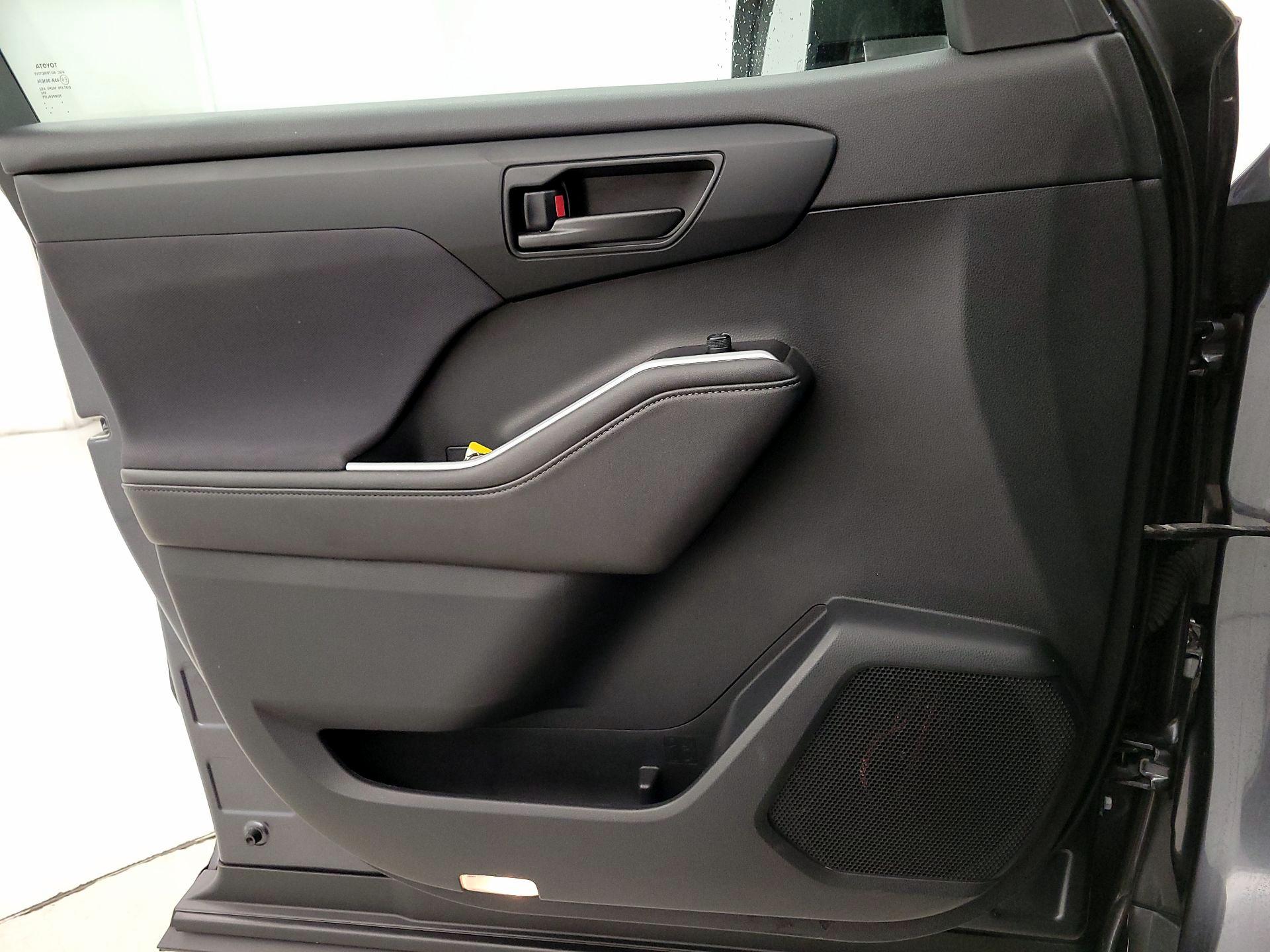 Thumbnail: 2020 Toyota Highlander - 12