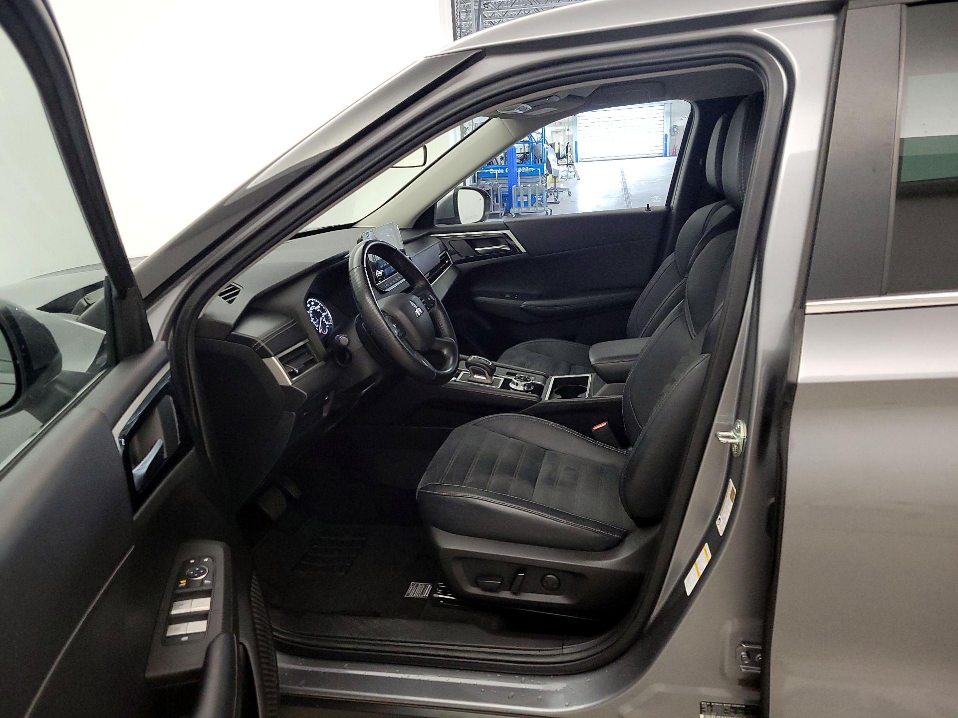 Thumbnail: 2022 Mitsubishi Outlander - 11