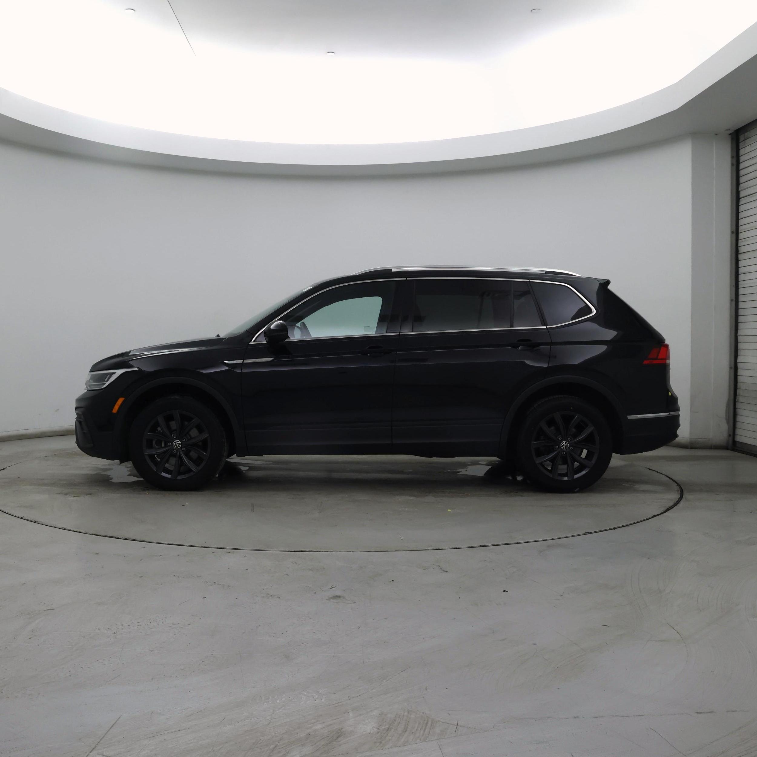 Thumbnail: 2024 Volkswagen Tiguan - 3