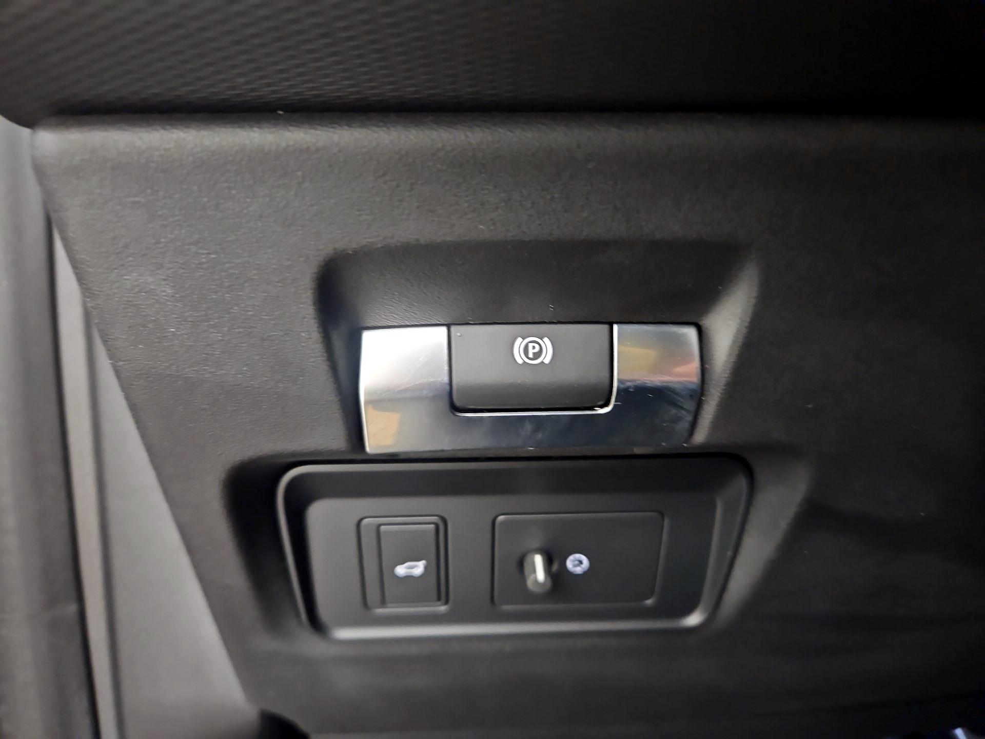 Thumbnail: 2021 Land Rover Discovery Sport - 13