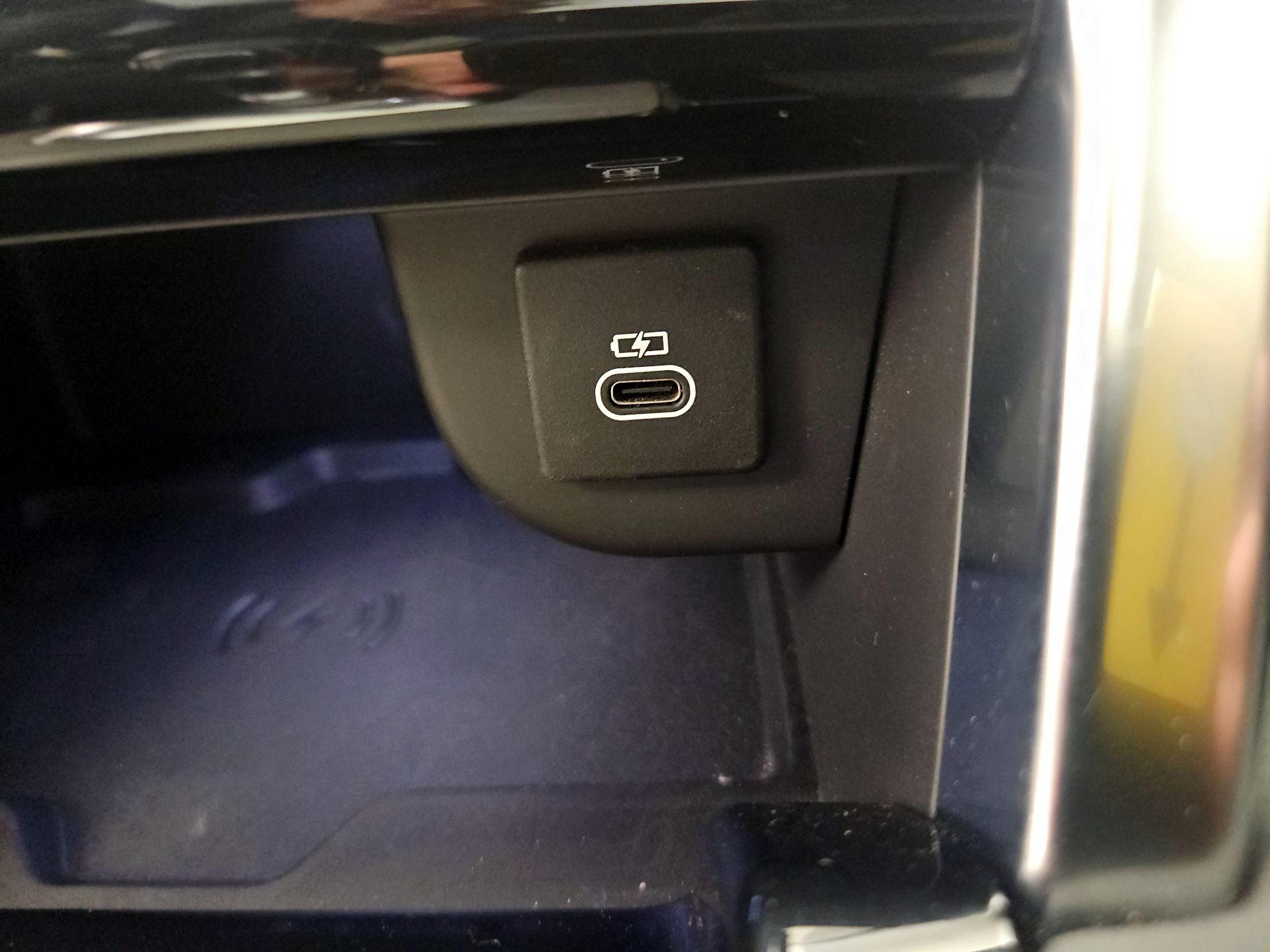 Thumbnail: 2021 Land Rover Discovery Sport - 19