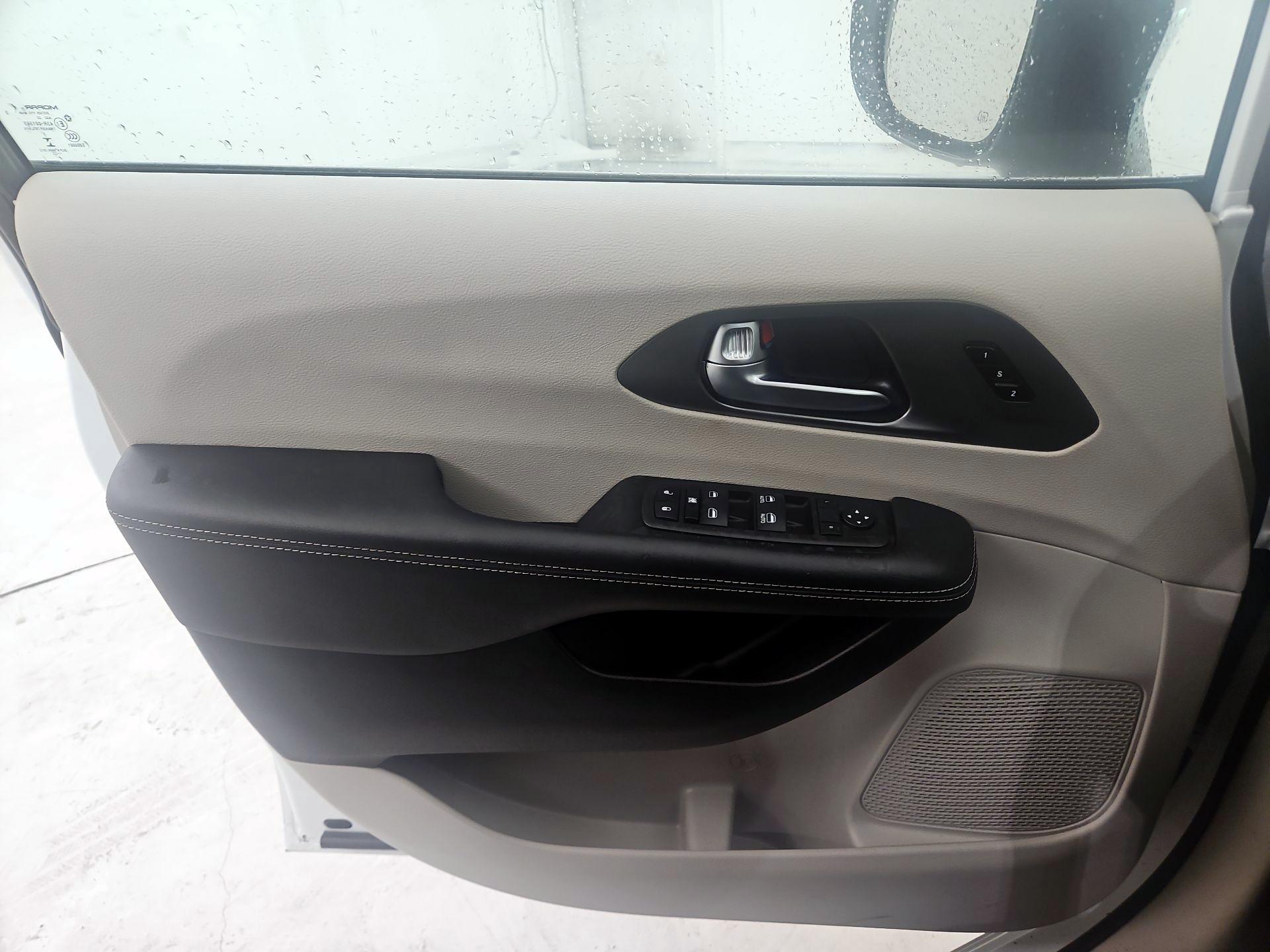 Thumbnail: 2023 Chrysler Pacifica - 12