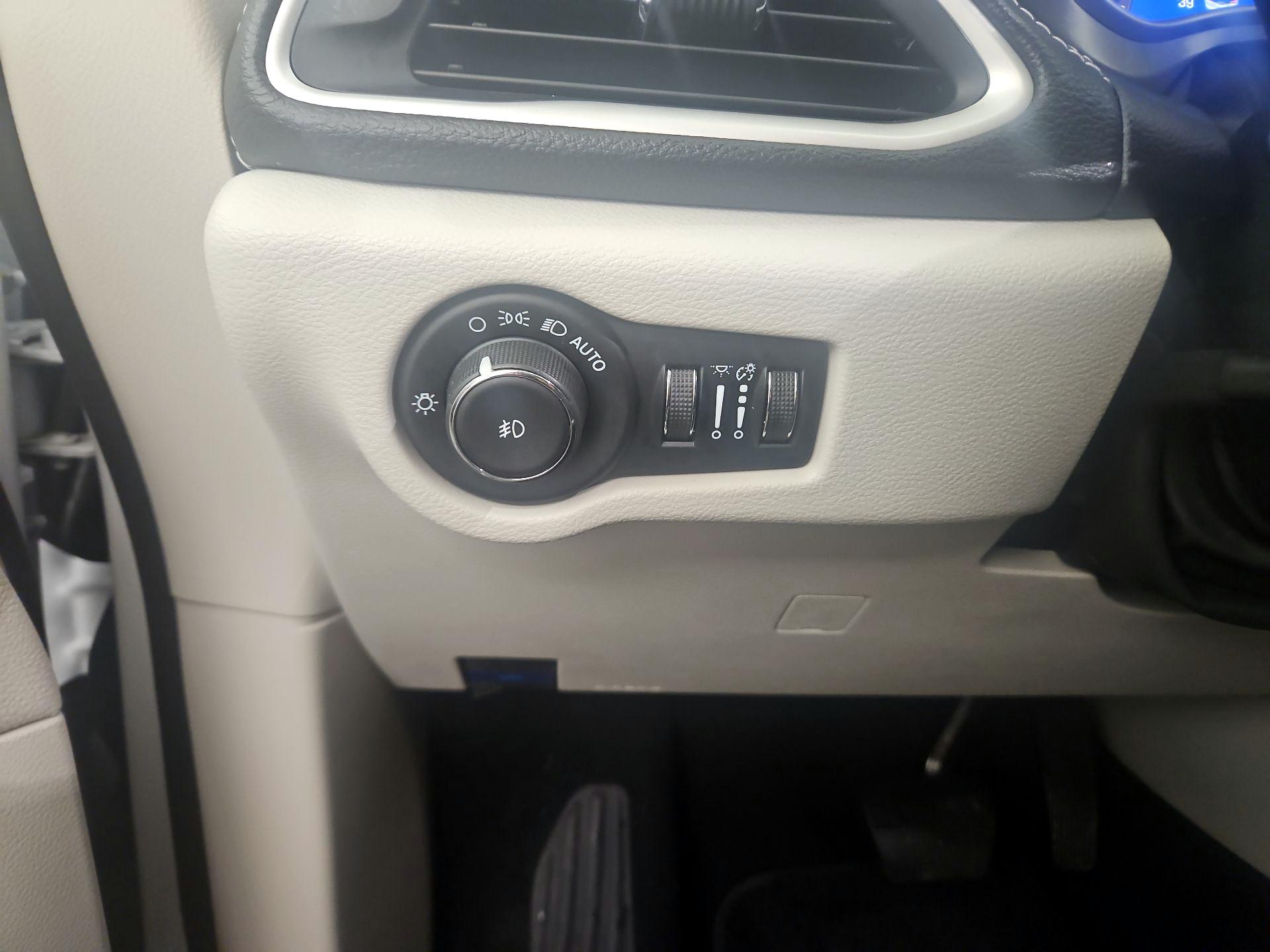 Thumbnail: 2023 Chrysler Pacifica - 13