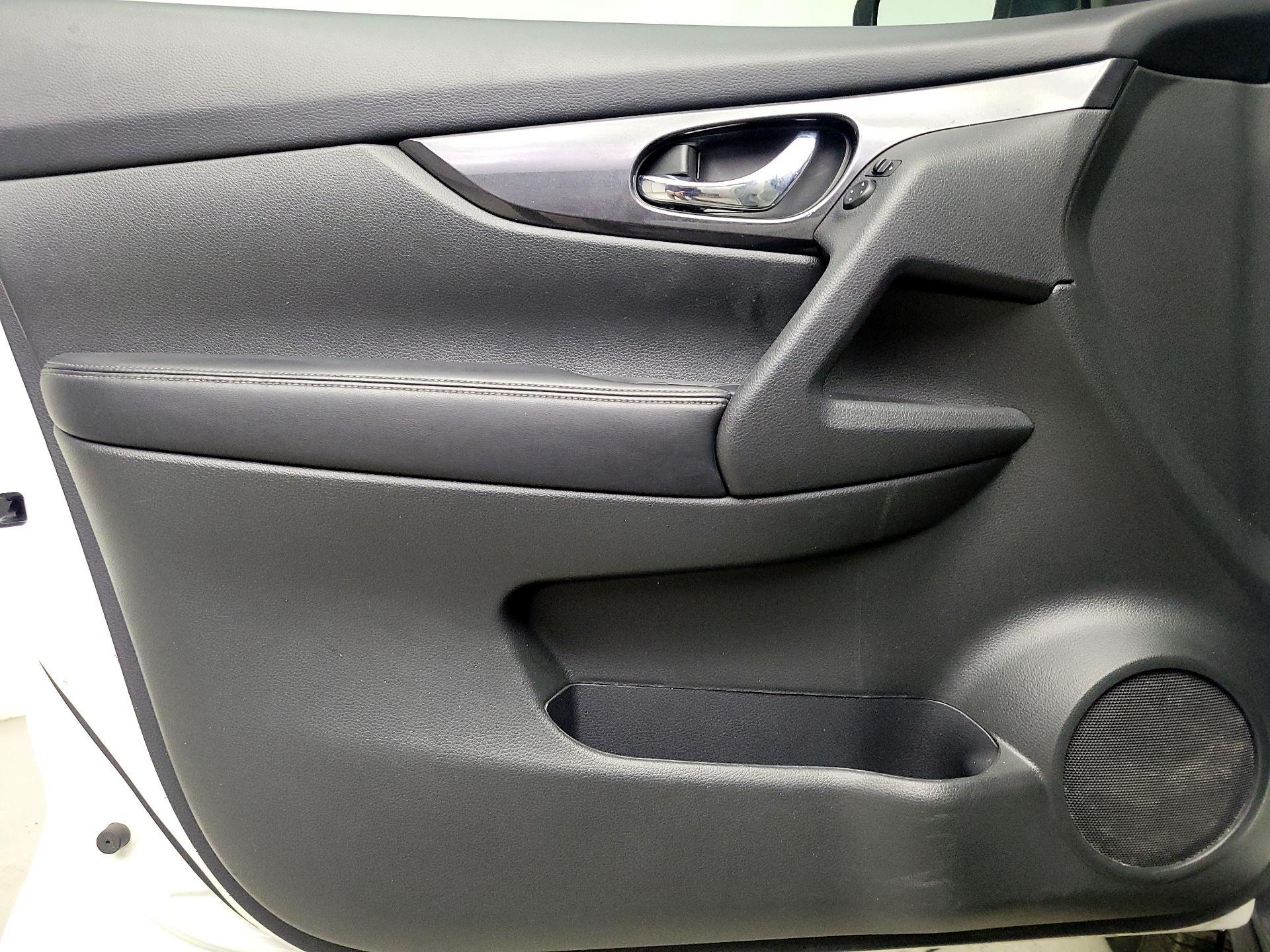 Thumbnail: 2017 Nissan Rogue - 12