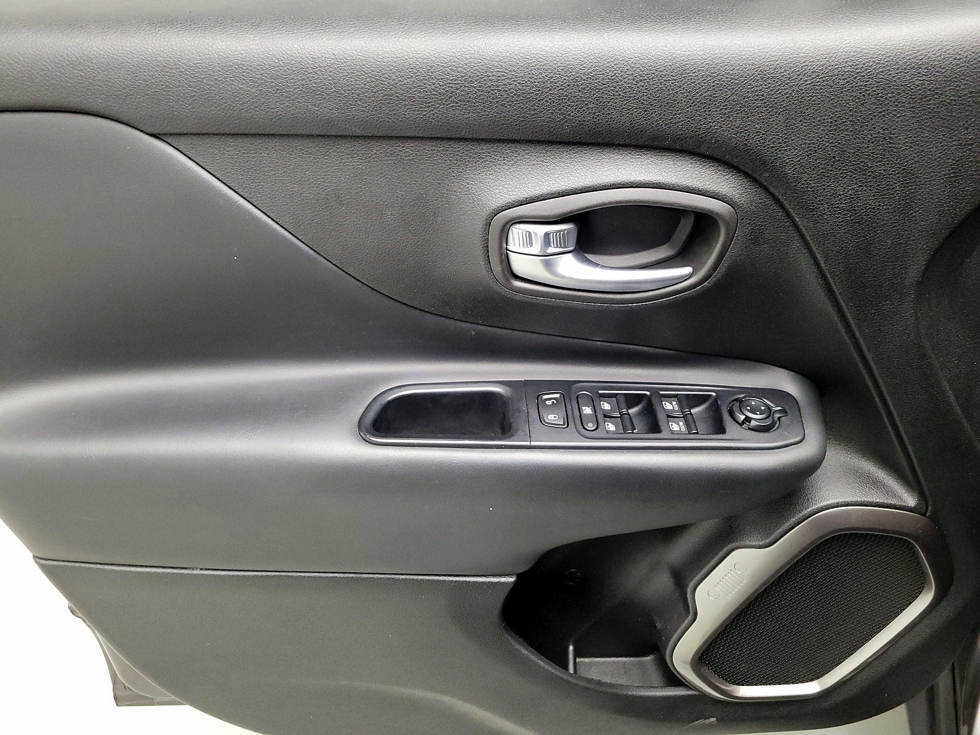 Thumbnail: 2018 Jeep Renegade - 12