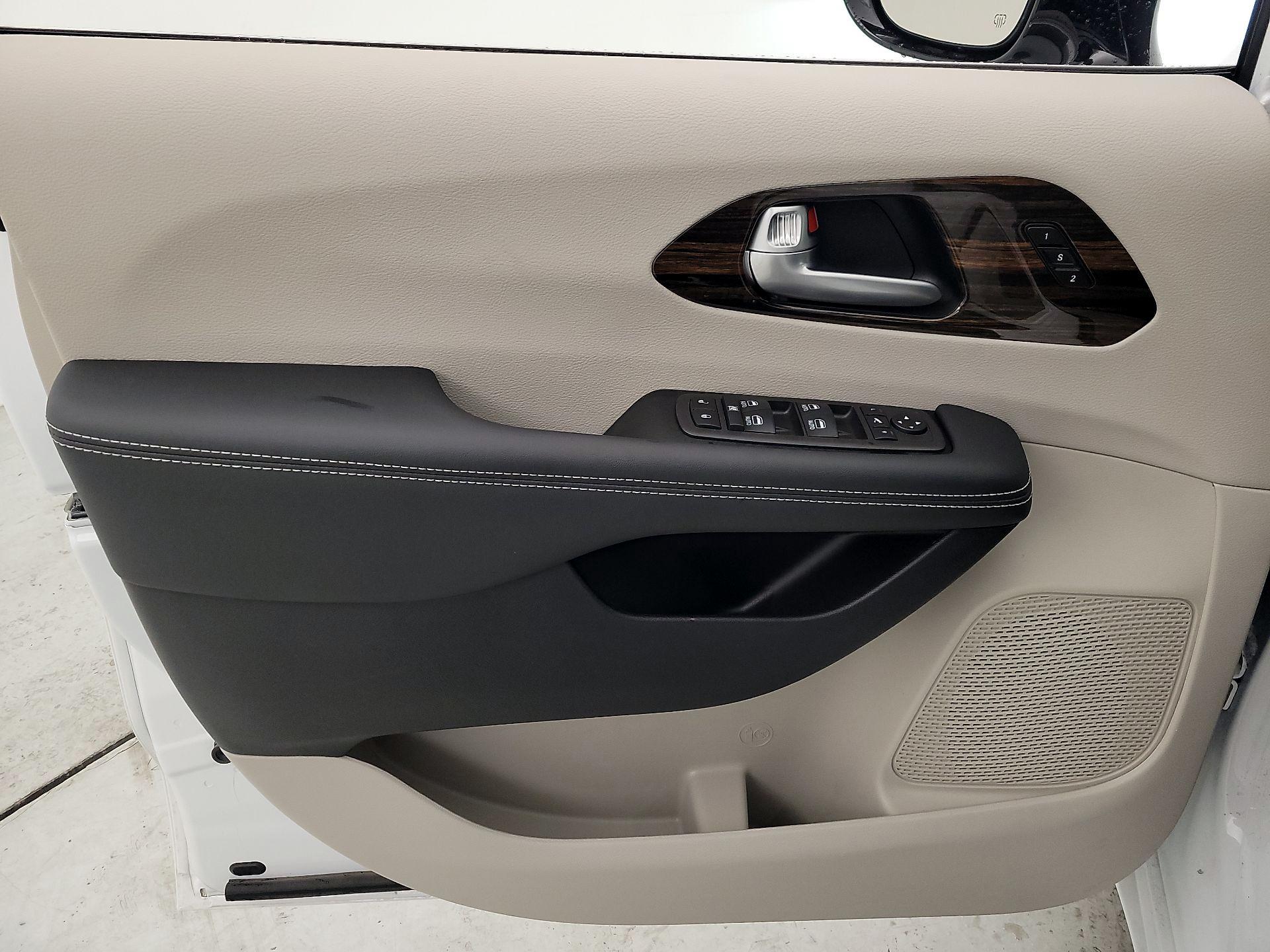 Thumbnail: 2024 Chrysler Pacifica - 12