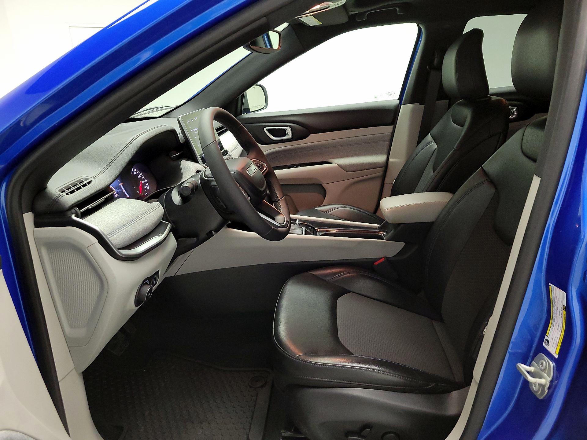 Thumbnail: 2023 Jeep Compass - 11