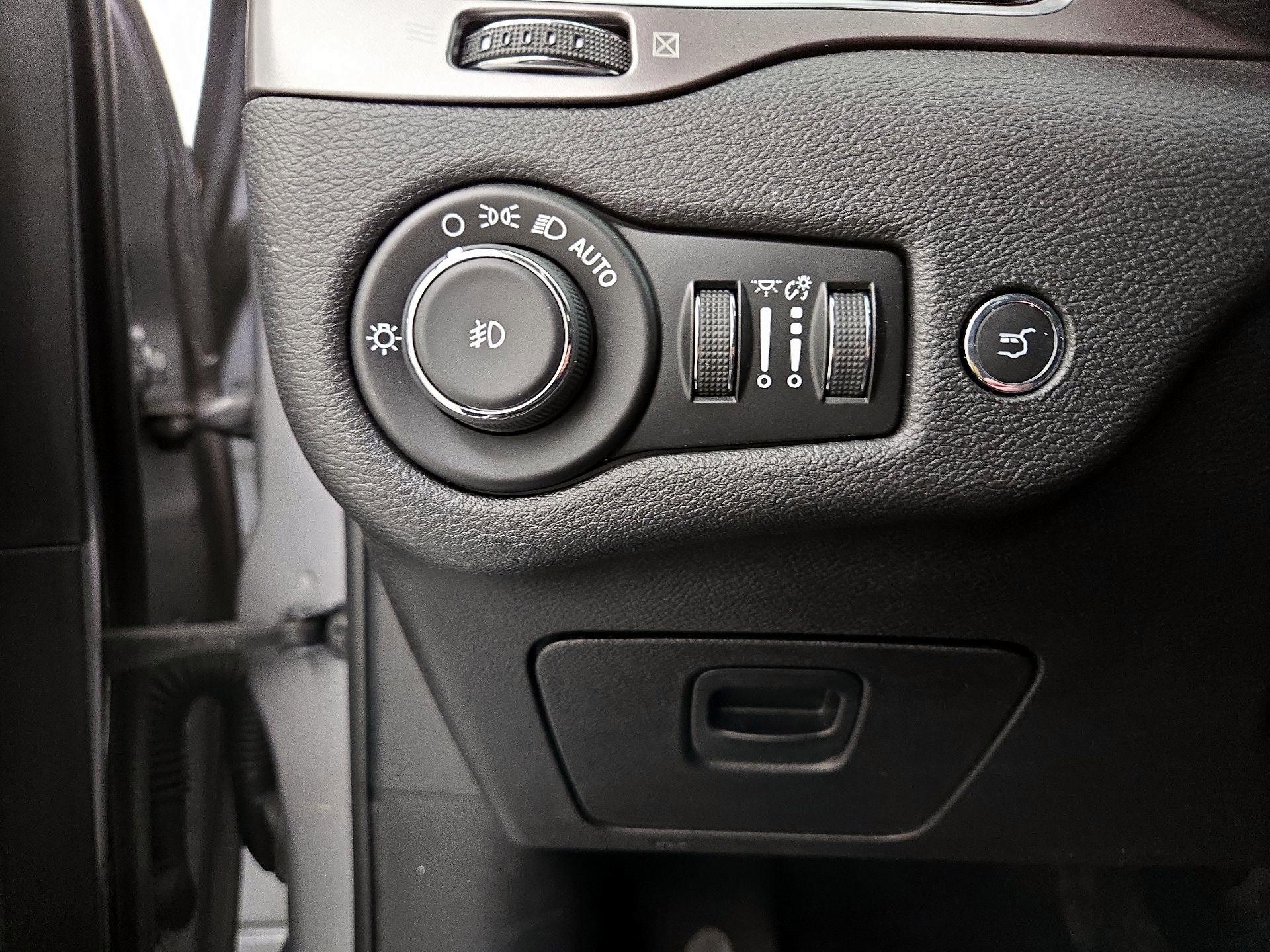 Thumbnail: 2020 Jeep Cherokee - 13