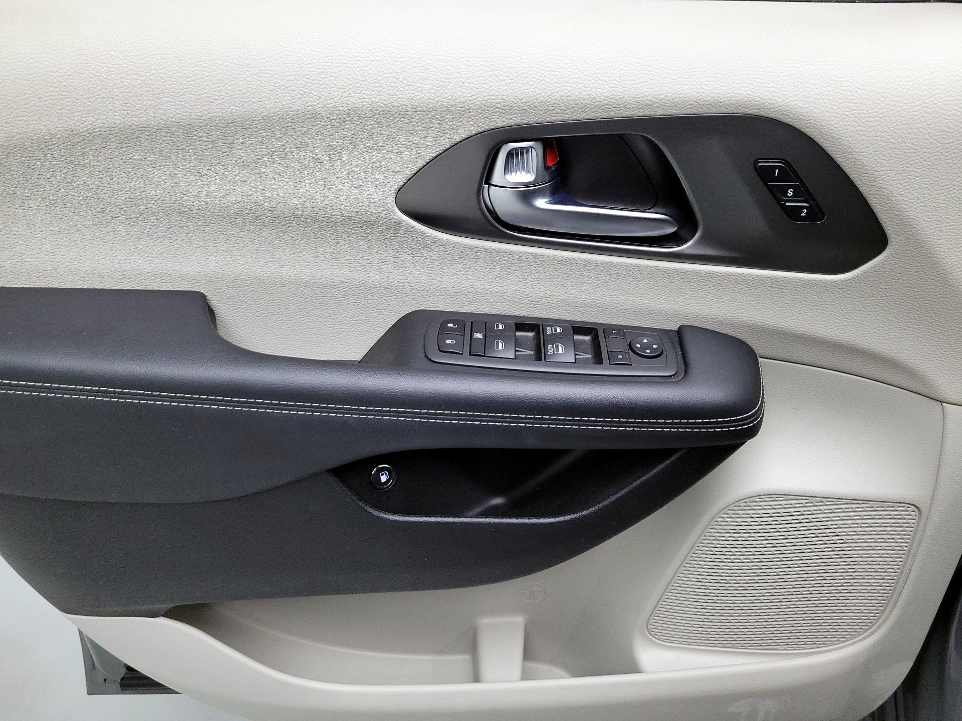 Thumbnail: 2022 Chrysler Pacifica - 12