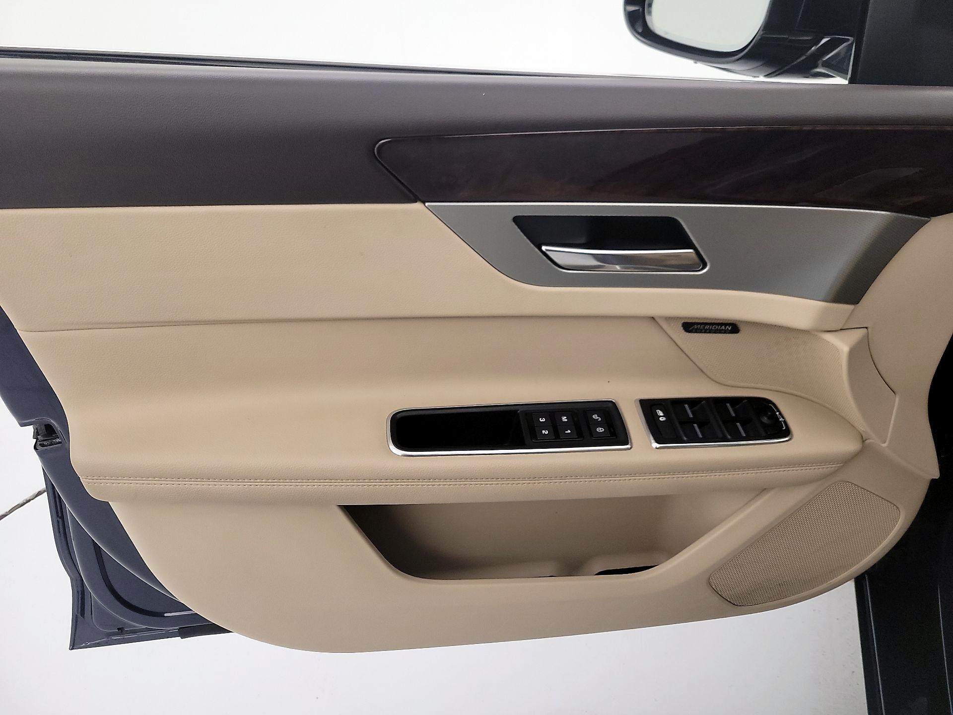 Thumbnail: 2017 Jaguar XF - 12