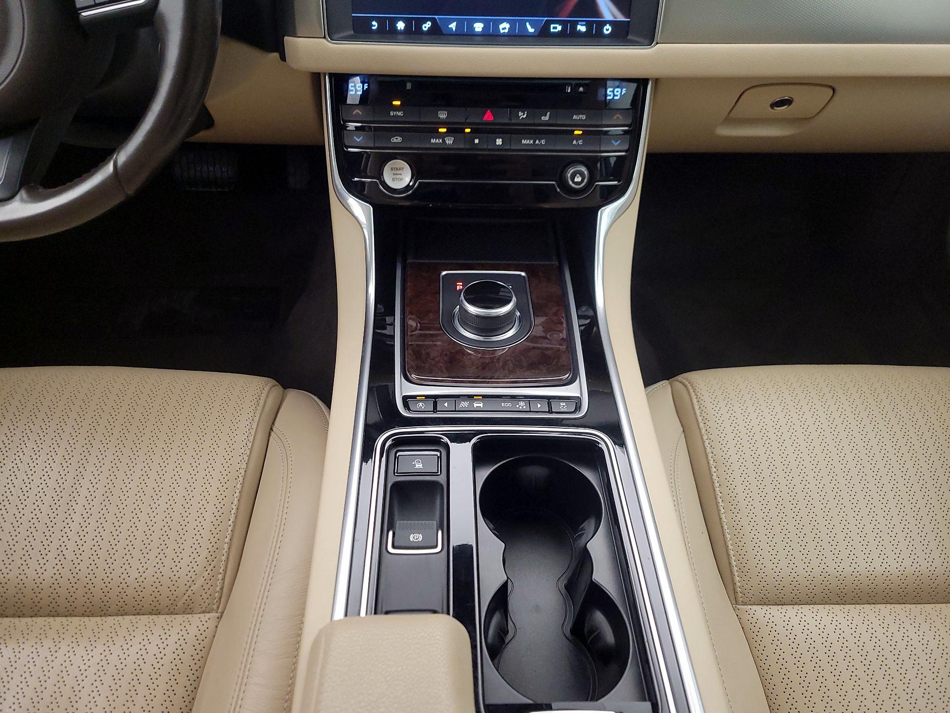 Thumbnail: 2017 Jaguar XF - 17