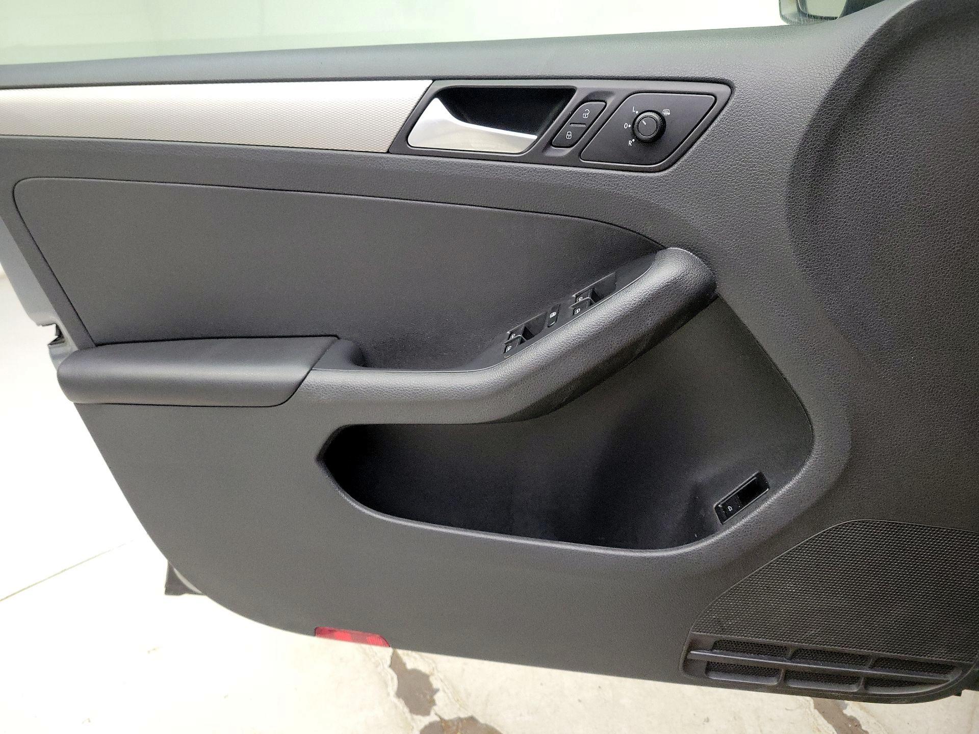 Thumbnail: 2017 Volkswagen Jetta - 12