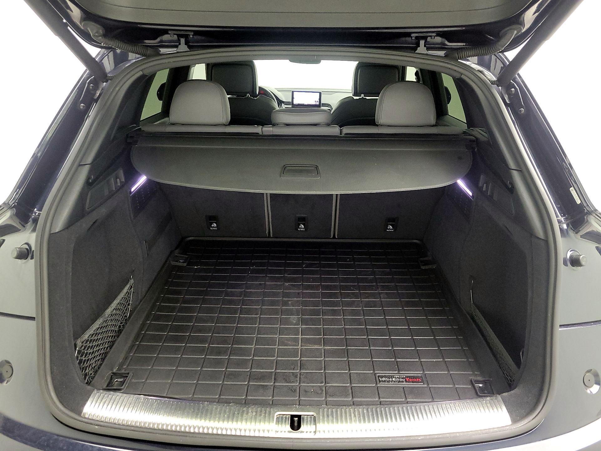 Thumbnail: 2019 Audi SQ5 - 19