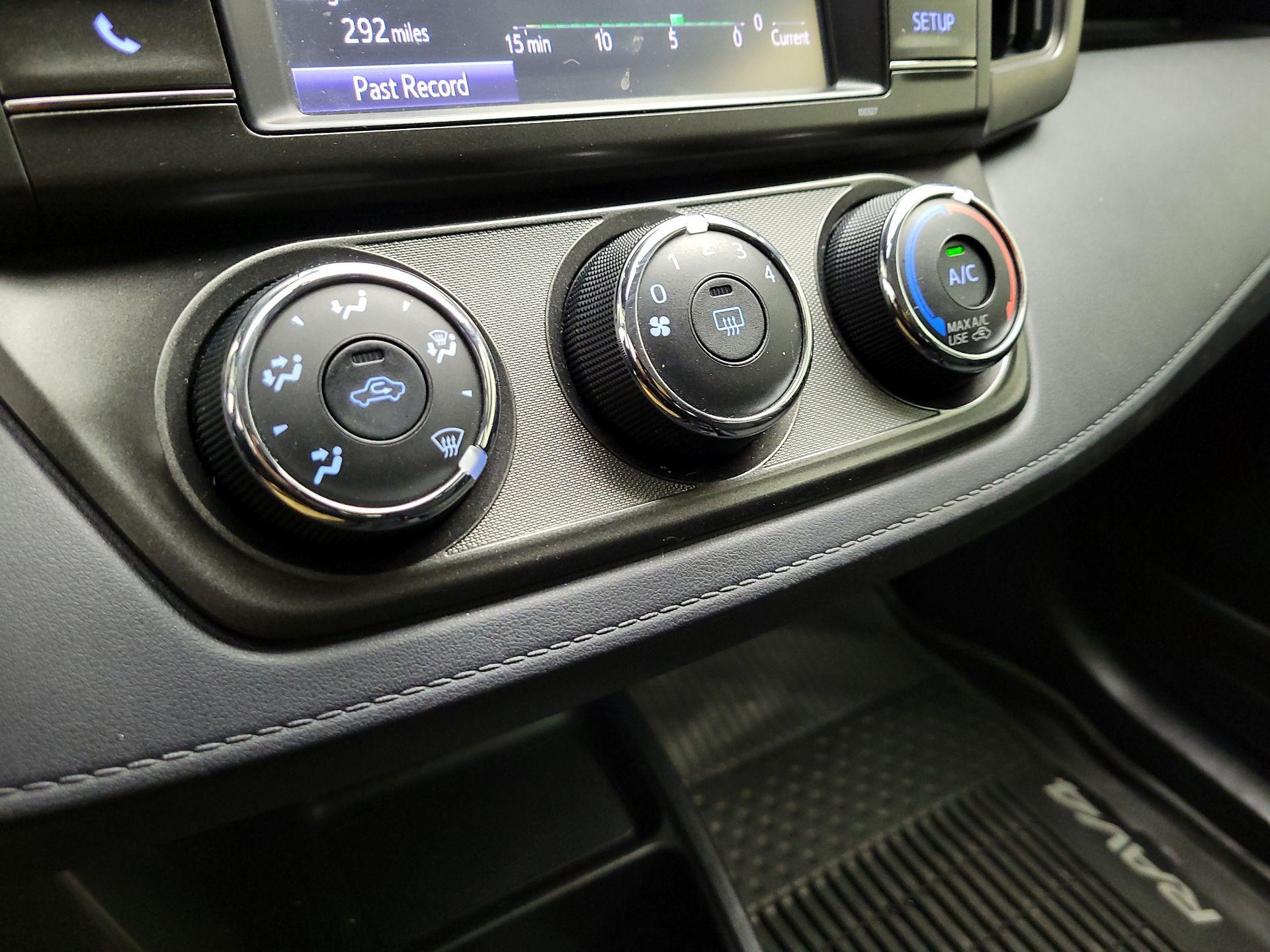 Thumbnail: 2015 Toyota RAV4 - 16