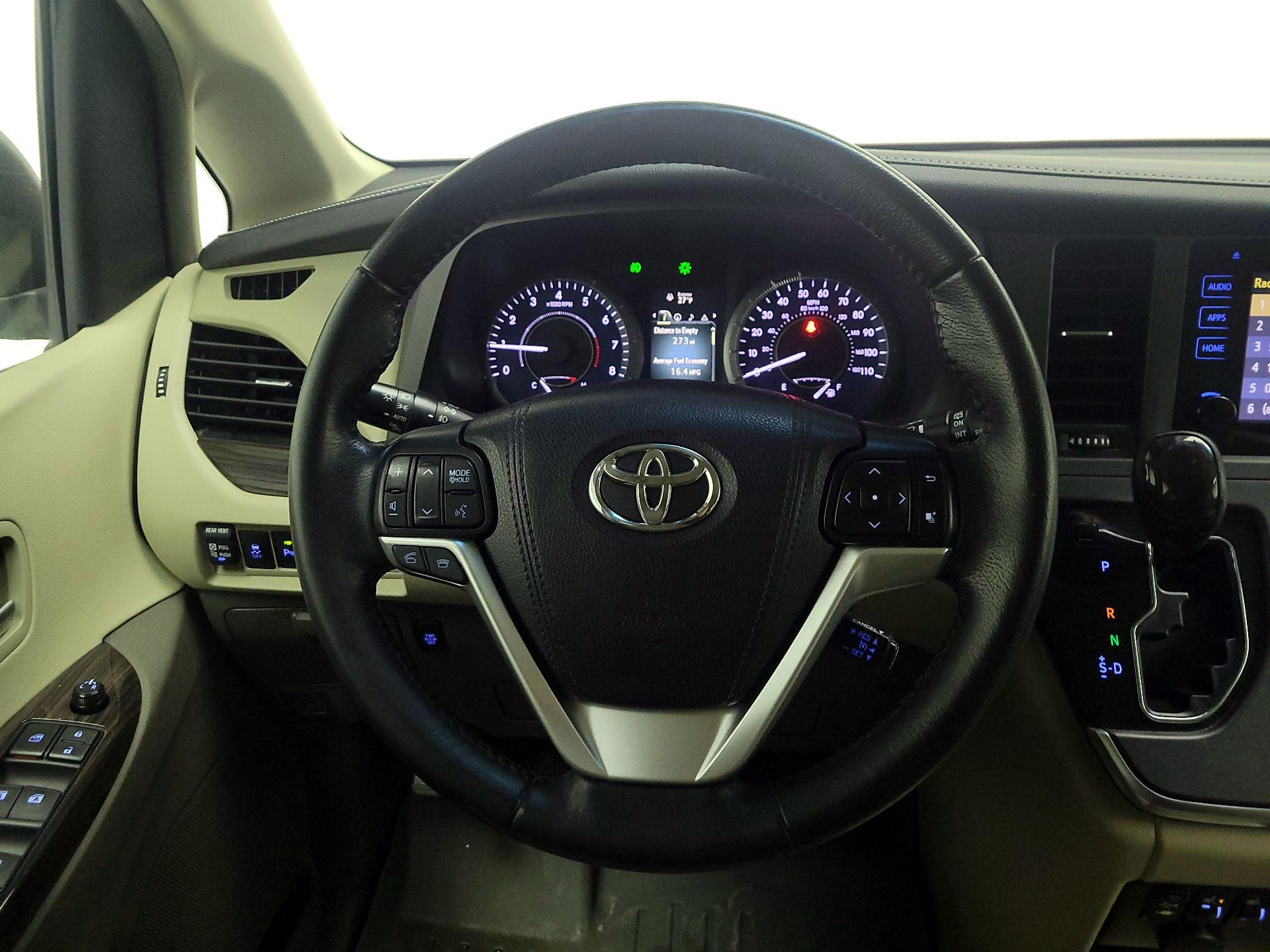 Thumbnail: 2016 Toyota Sienna - 10