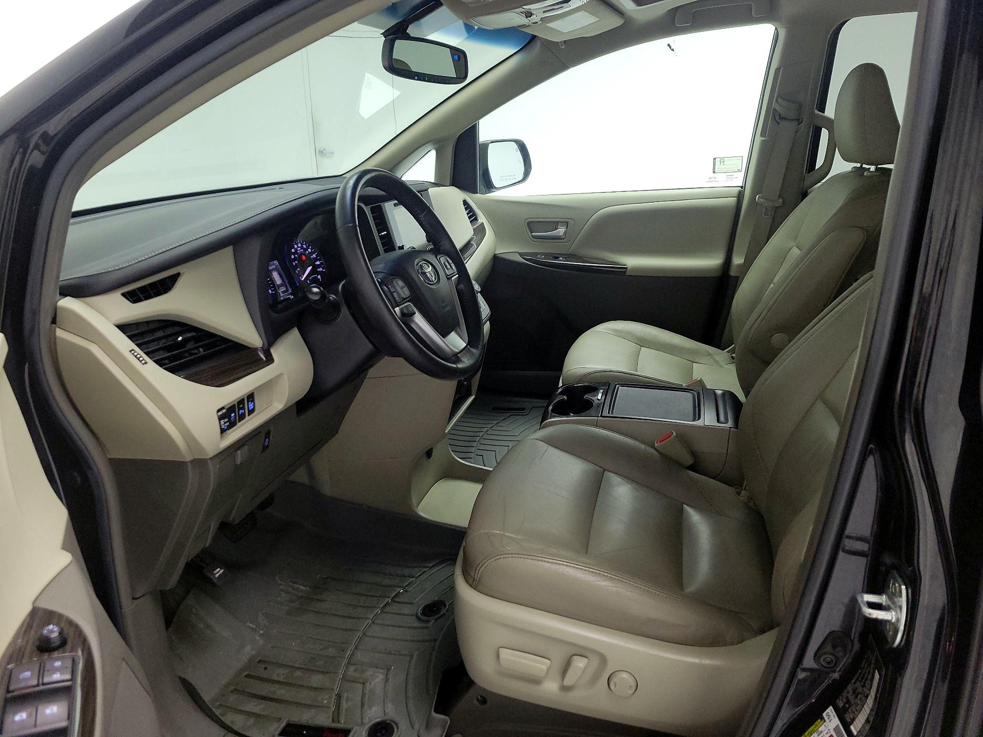 Thumbnail: 2016 Toyota Sienna - 11