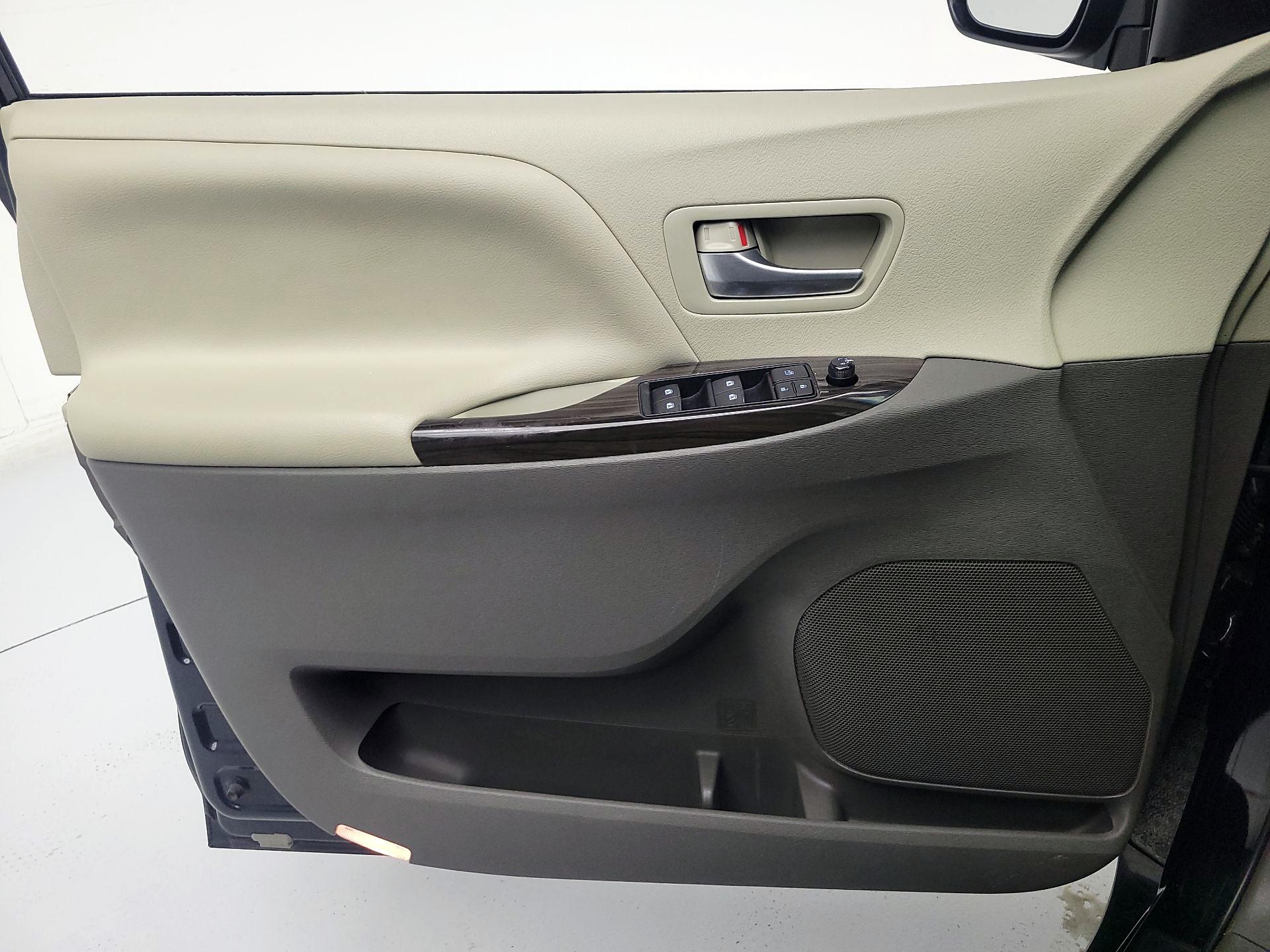 Thumbnail: 2016 Toyota Sienna - 12