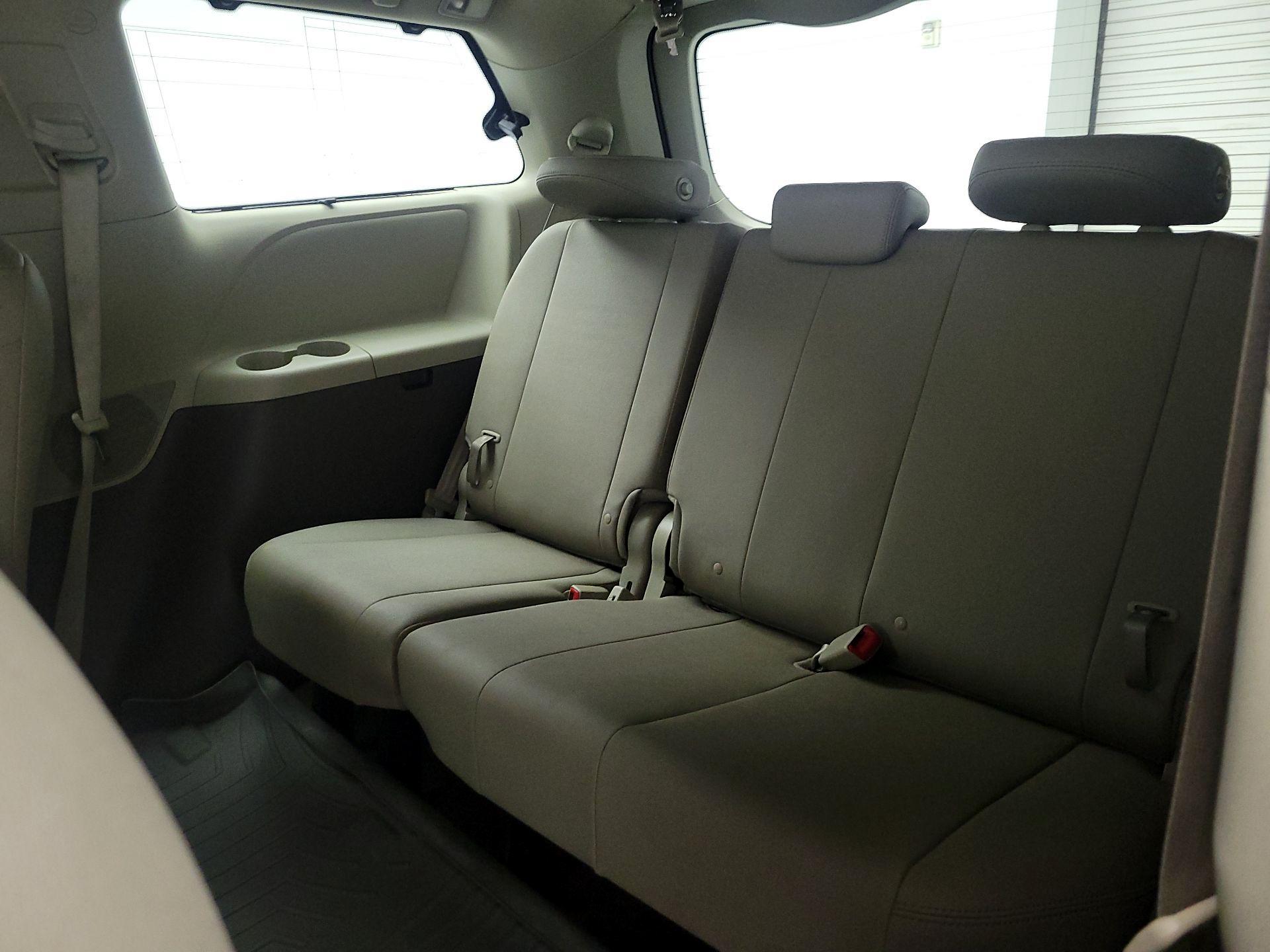 Thumbnail: 2016 Toyota Sienna - 18