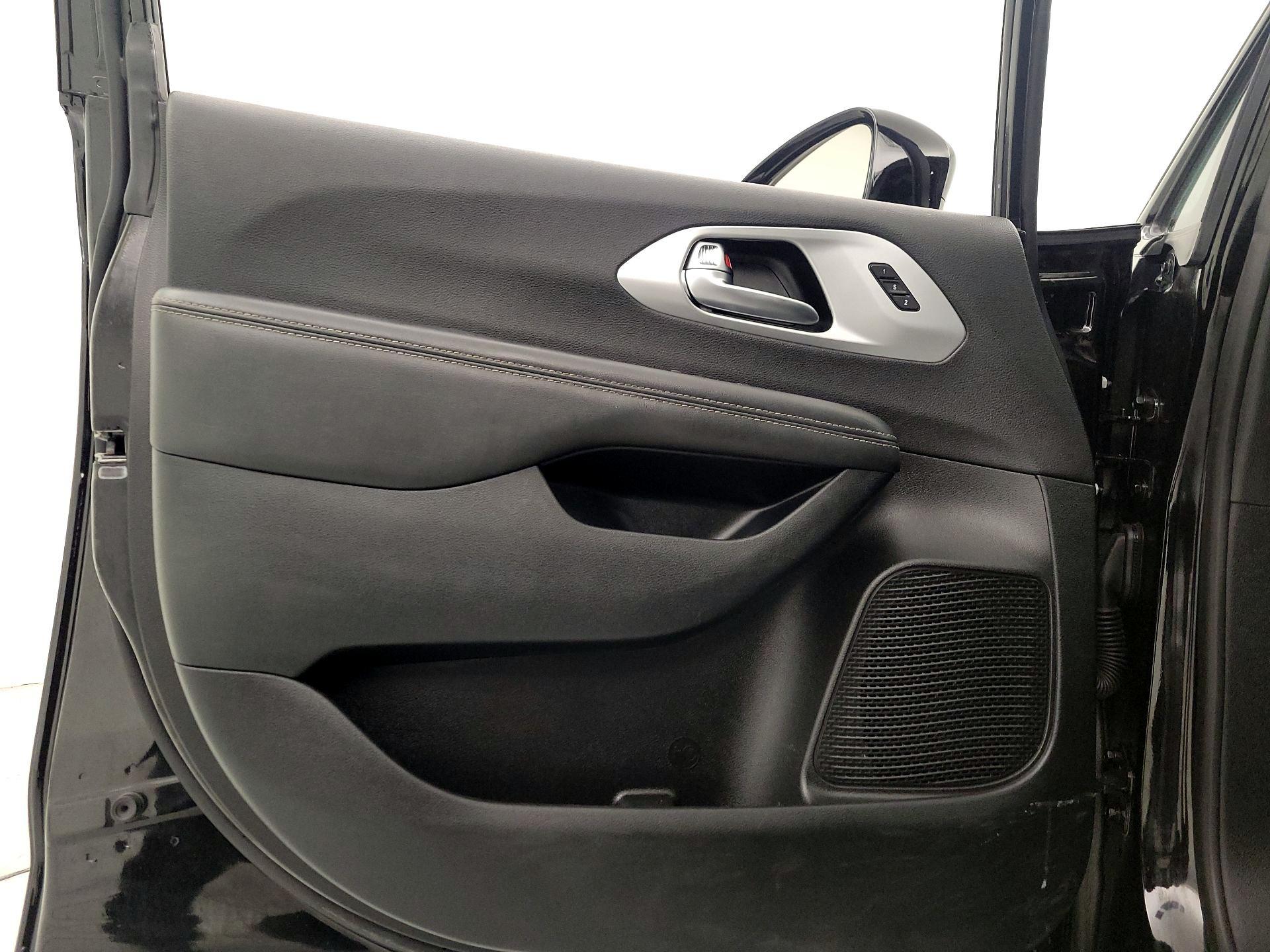 Thumbnail: 2025 Chrysler Pacifica - 12