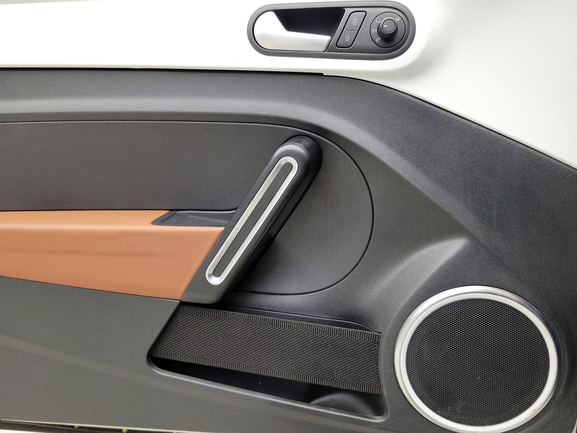 Thumbnail: 2015 Volkswagen Beetle - 12