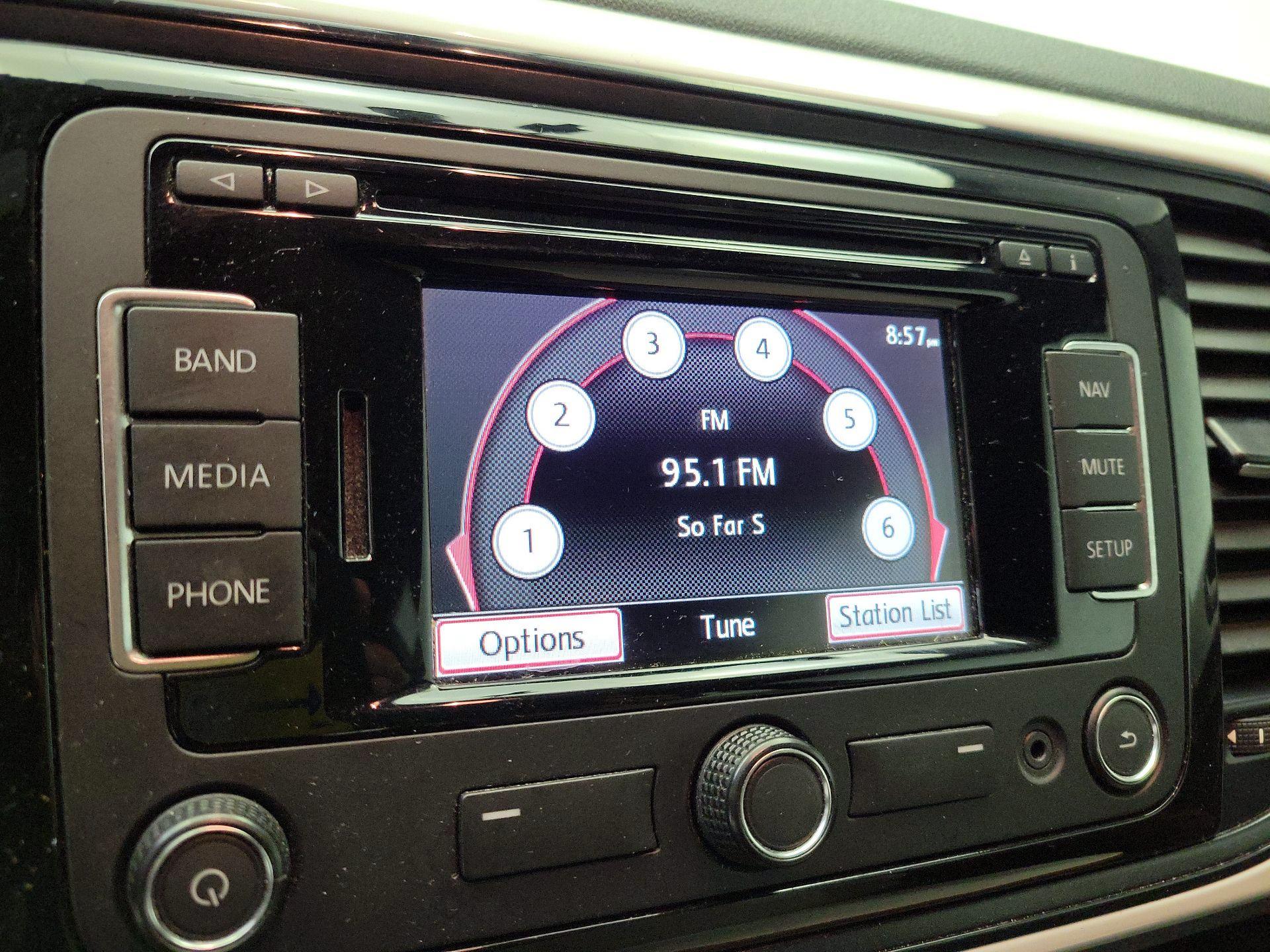 Thumbnail: 2015 Volkswagen Beetle - 13