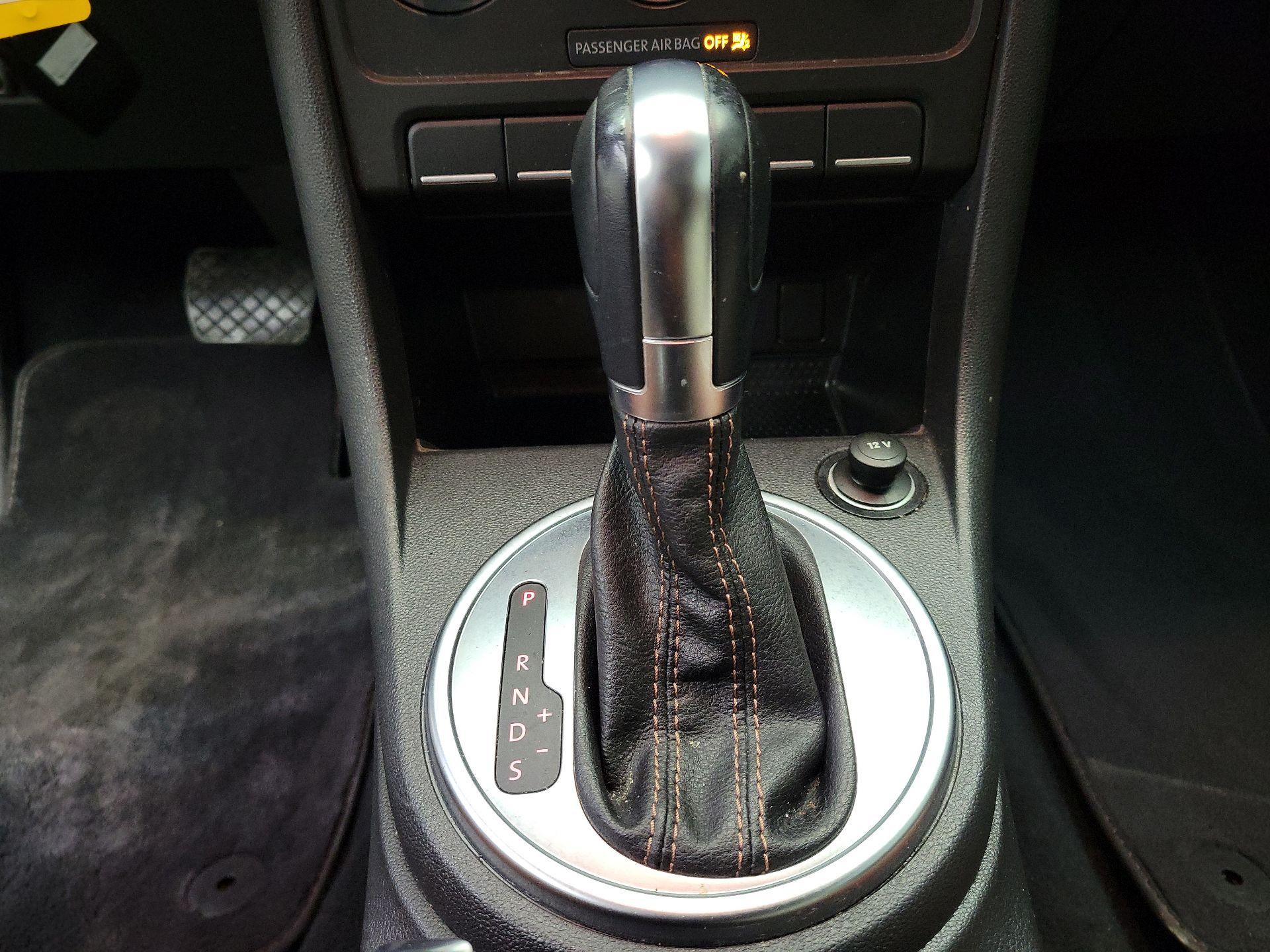 Thumbnail: 2015 Volkswagen Beetle - 15