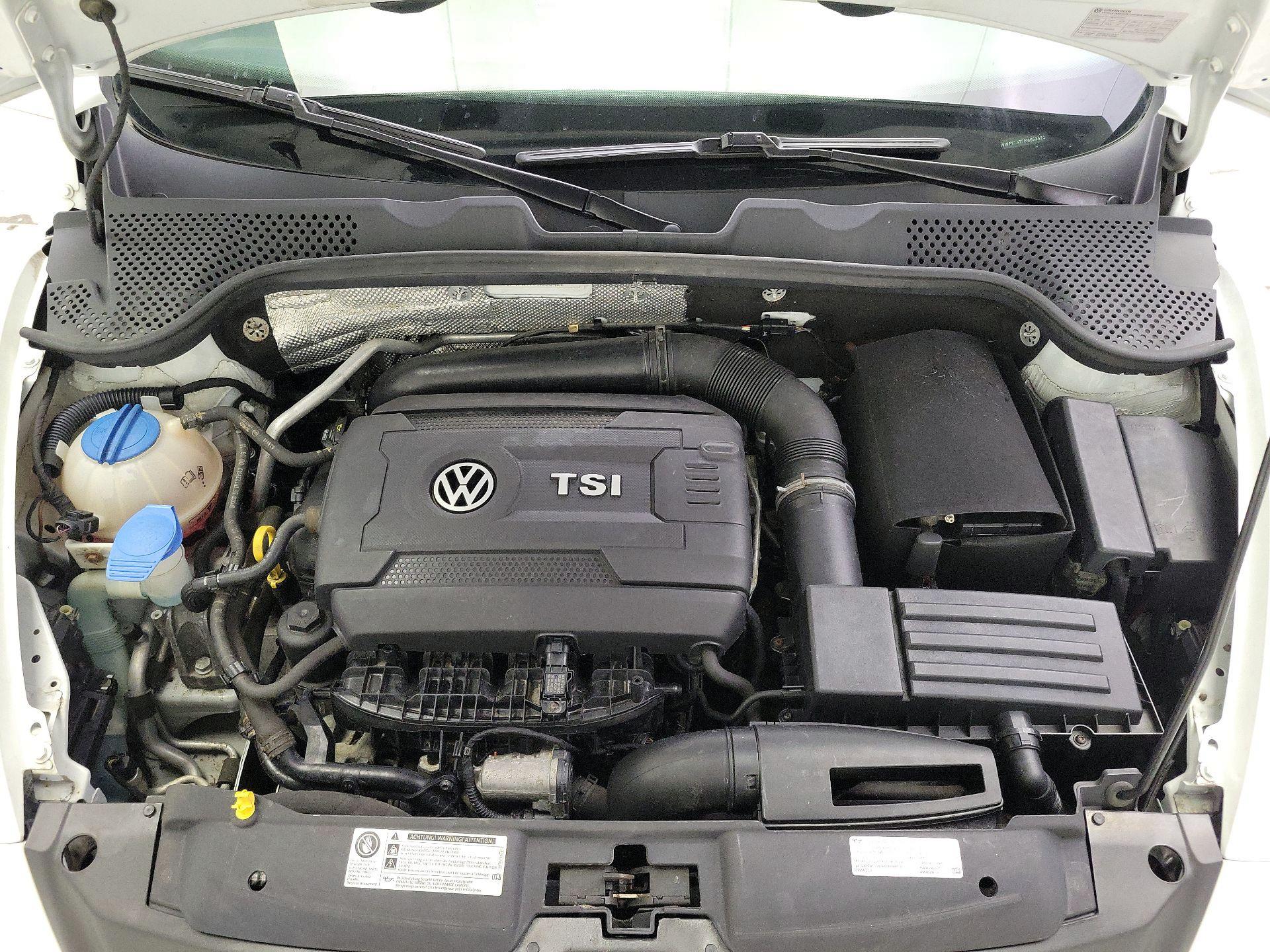 Thumbnail: 2015 Volkswagen Beetle - 17