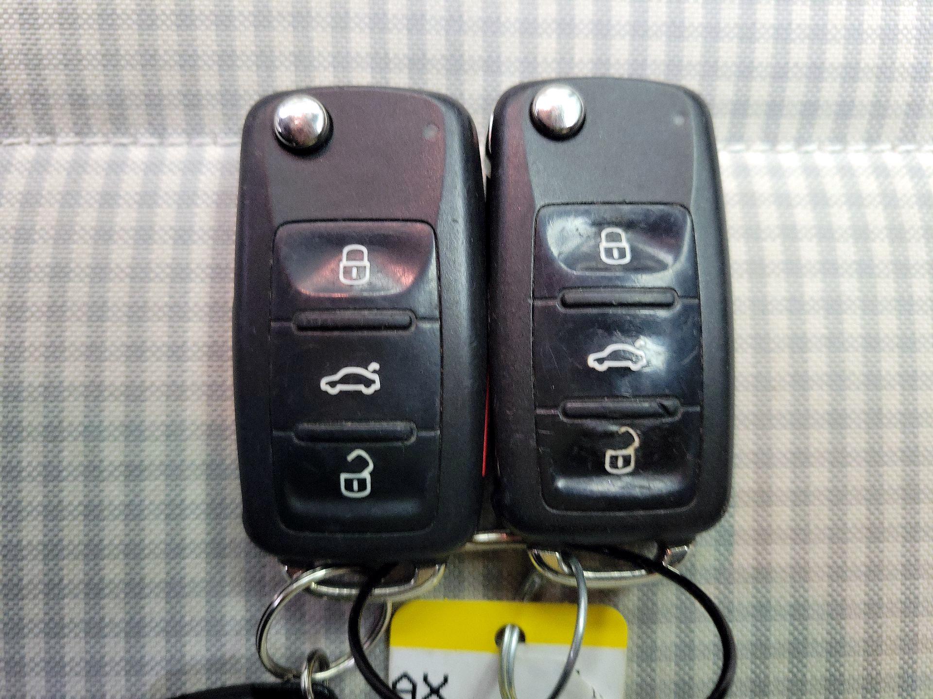 Thumbnail: 2015 Volkswagen Beetle - 18