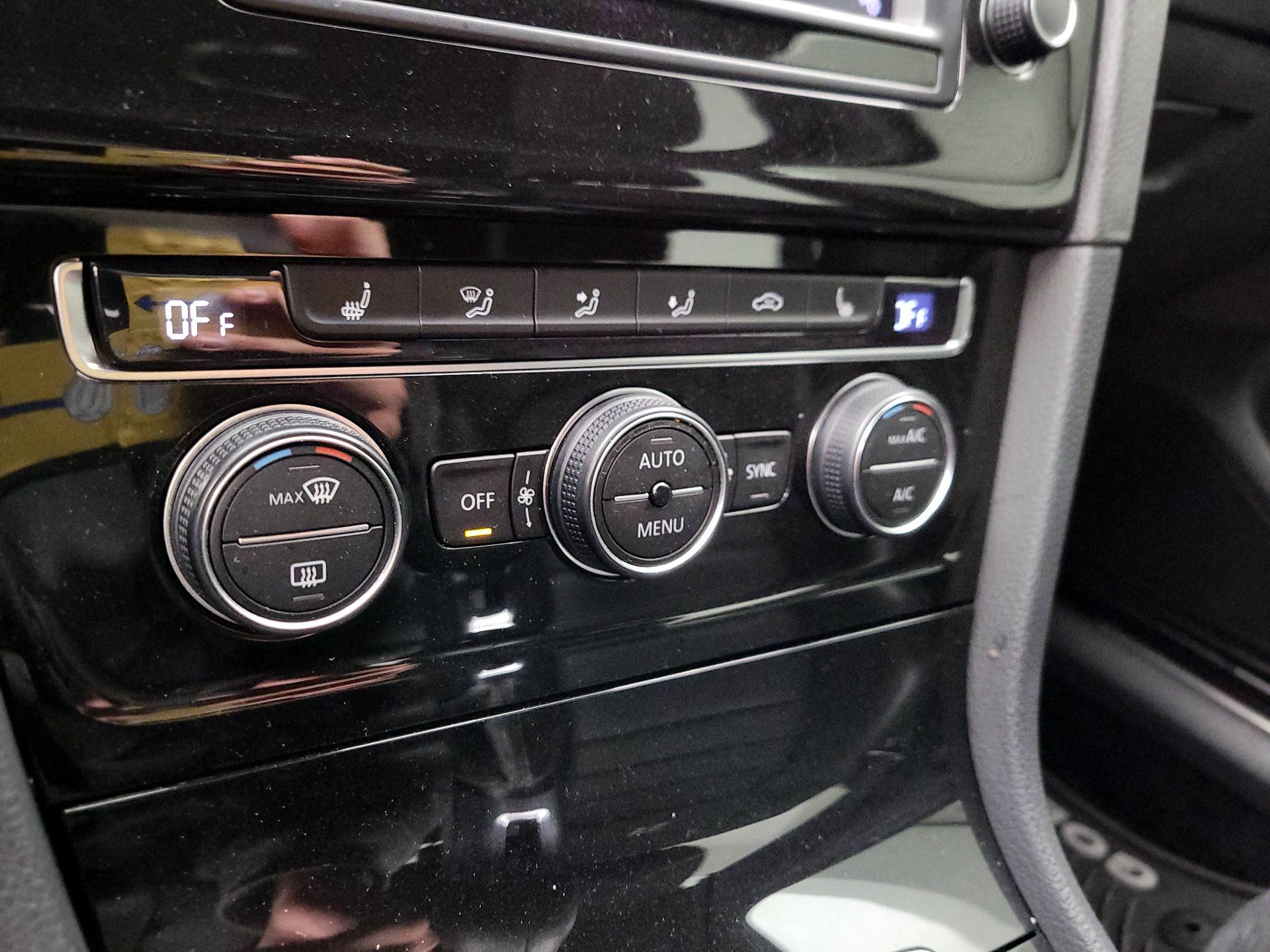 Thumbnail: 2017 Volkswagen Golf - 17