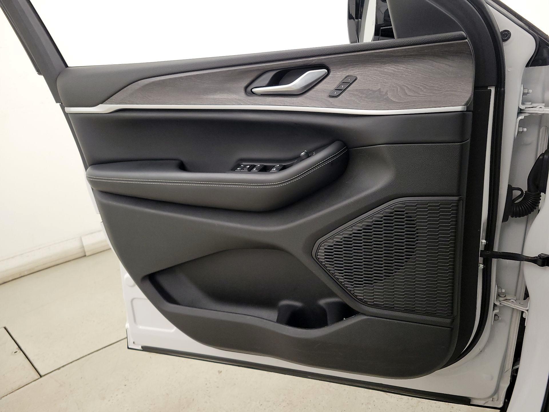 Thumbnail: 2023 Jeep Grand Cherokee - 12