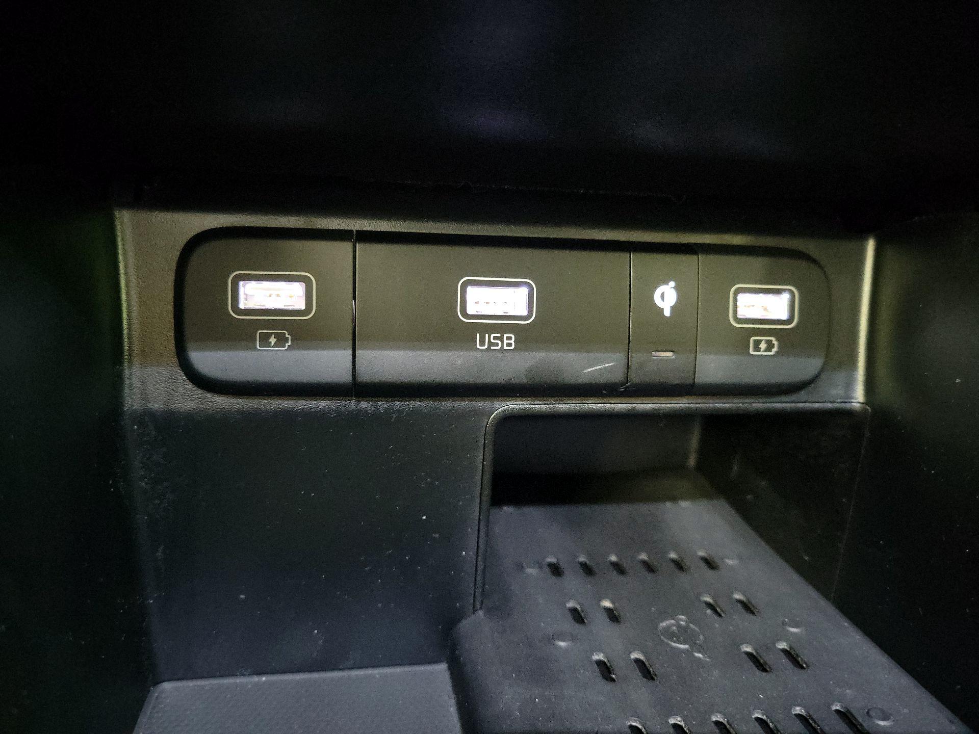 Thumbnail: 2023 Kia Sorento - 17