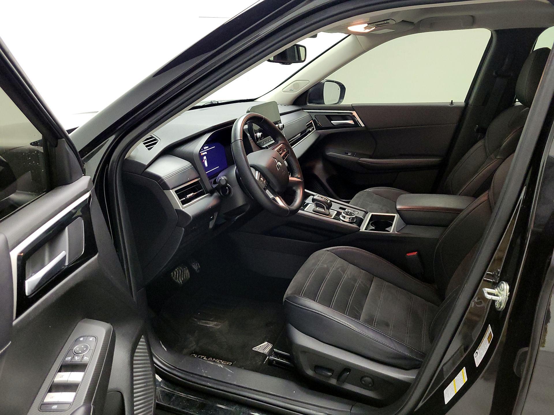 Thumbnail: 2024 Mitsubishi Outlander - 11