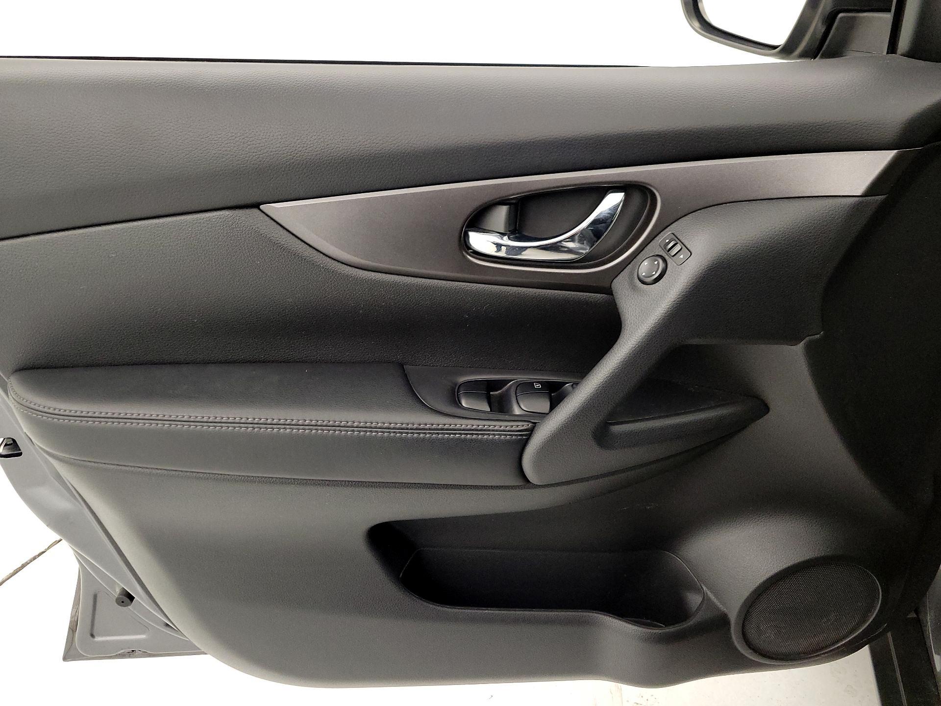 Thumbnail: 2015 Nissan Rogue - 12