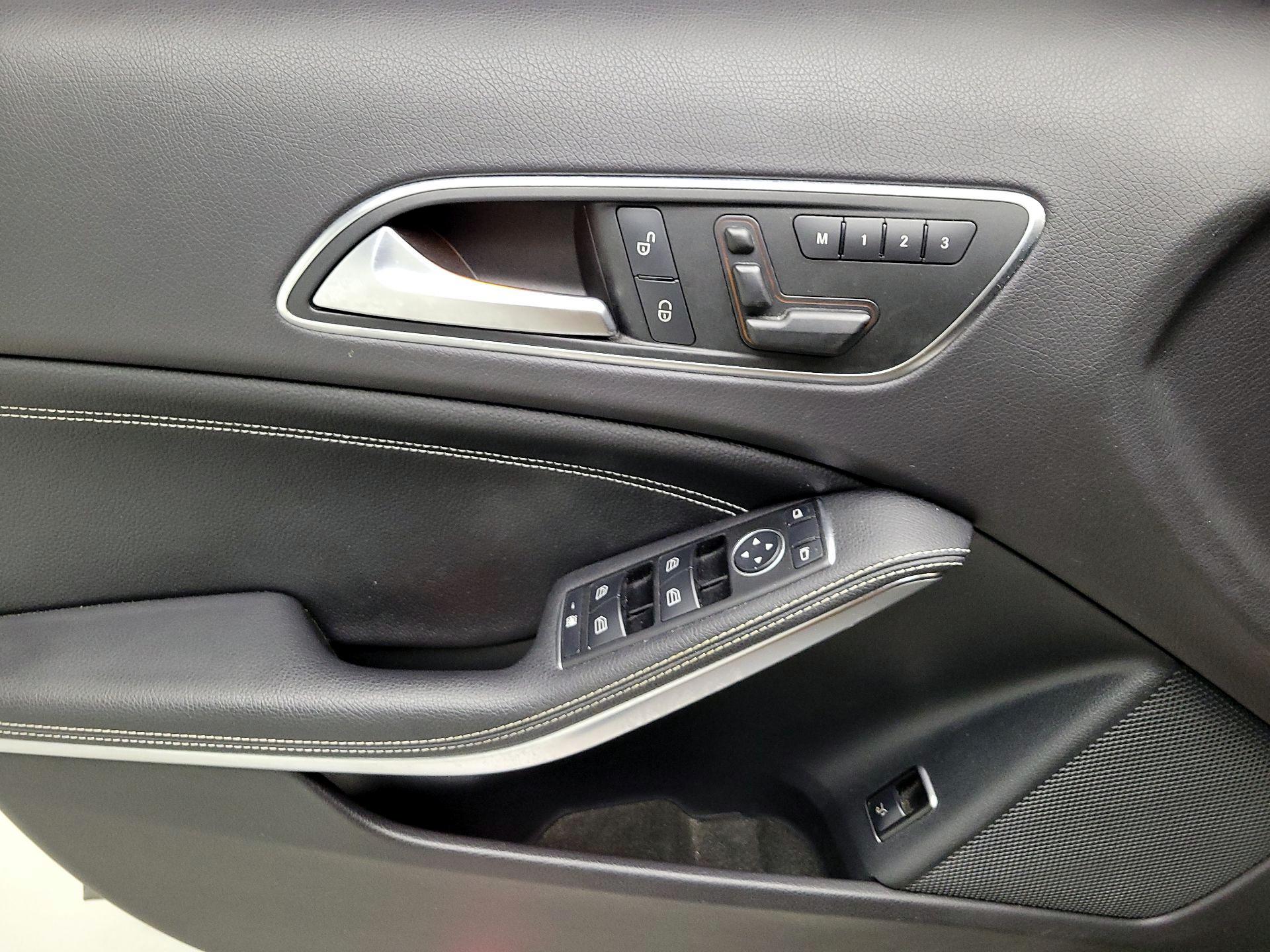 Thumbnail: 2015 Mercedes-Benz GLA - 12