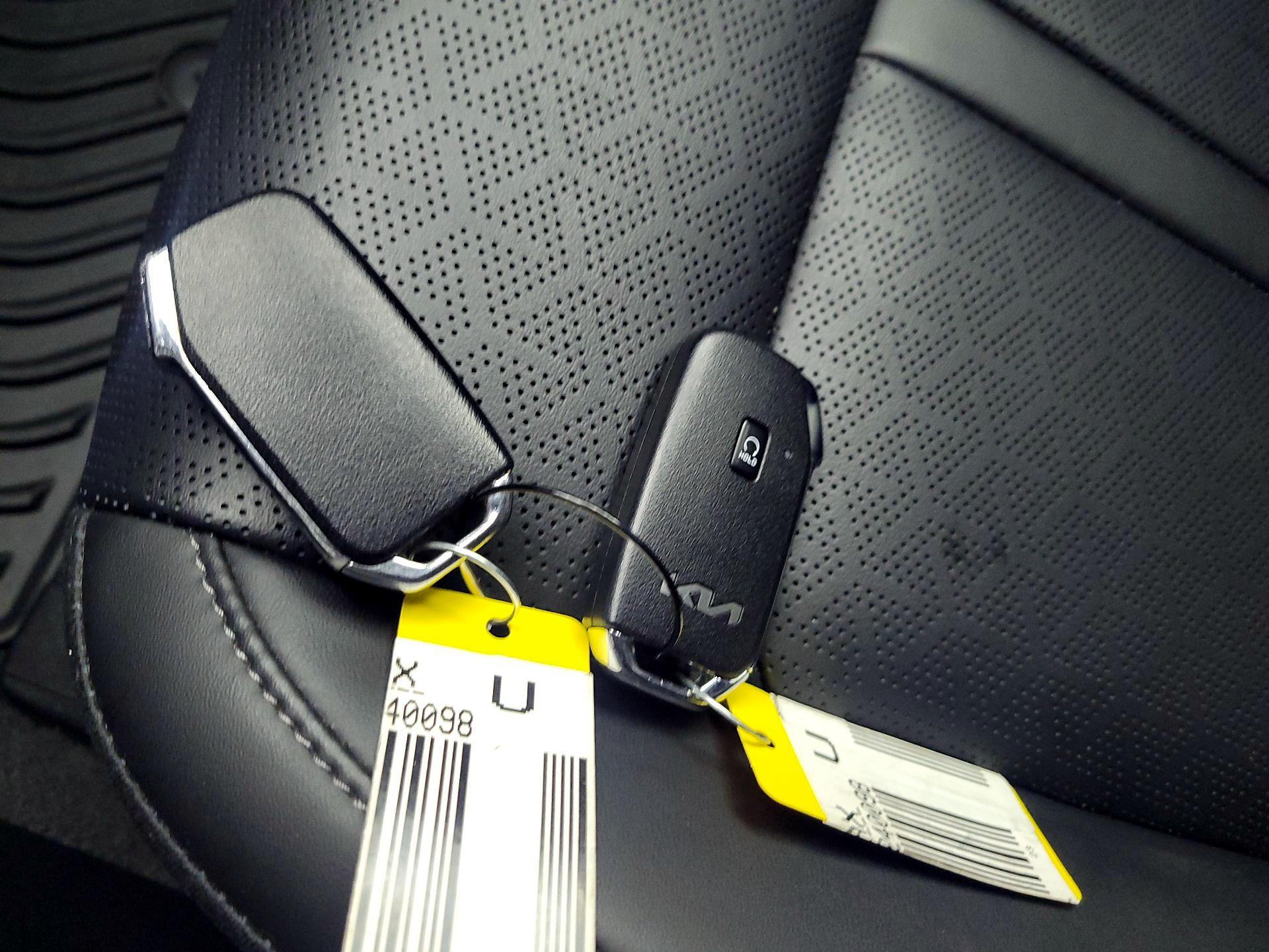 Thumbnail: 2023 Kia Sorento - 18