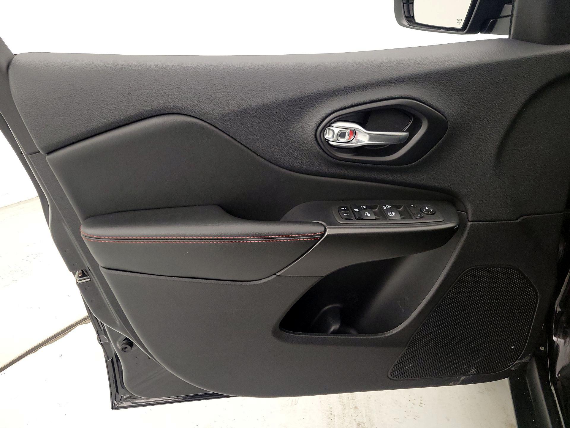 Thumbnail: 2022 Jeep Cherokee - 12