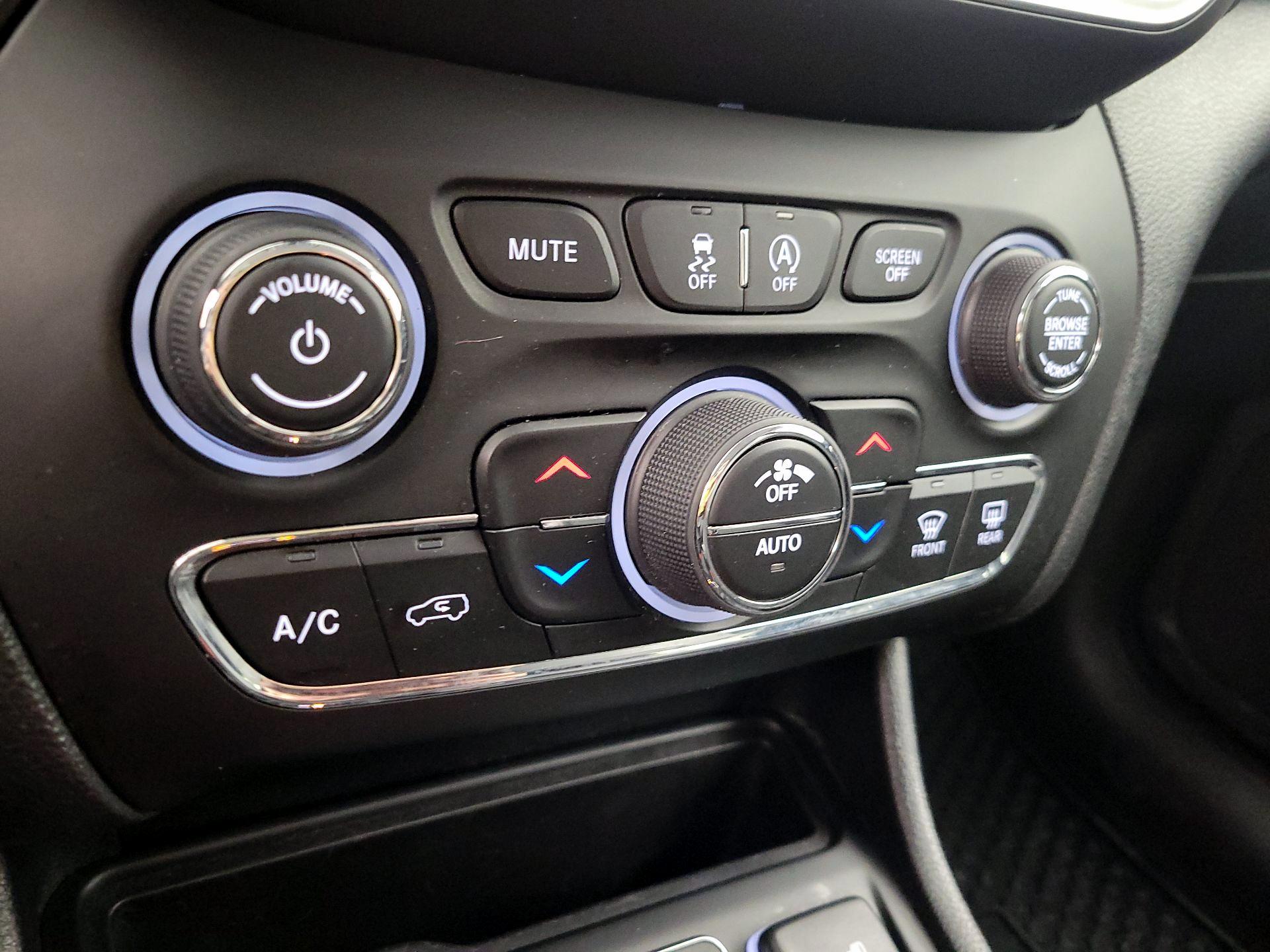 Thumbnail: 2022 Jeep Cherokee - 16