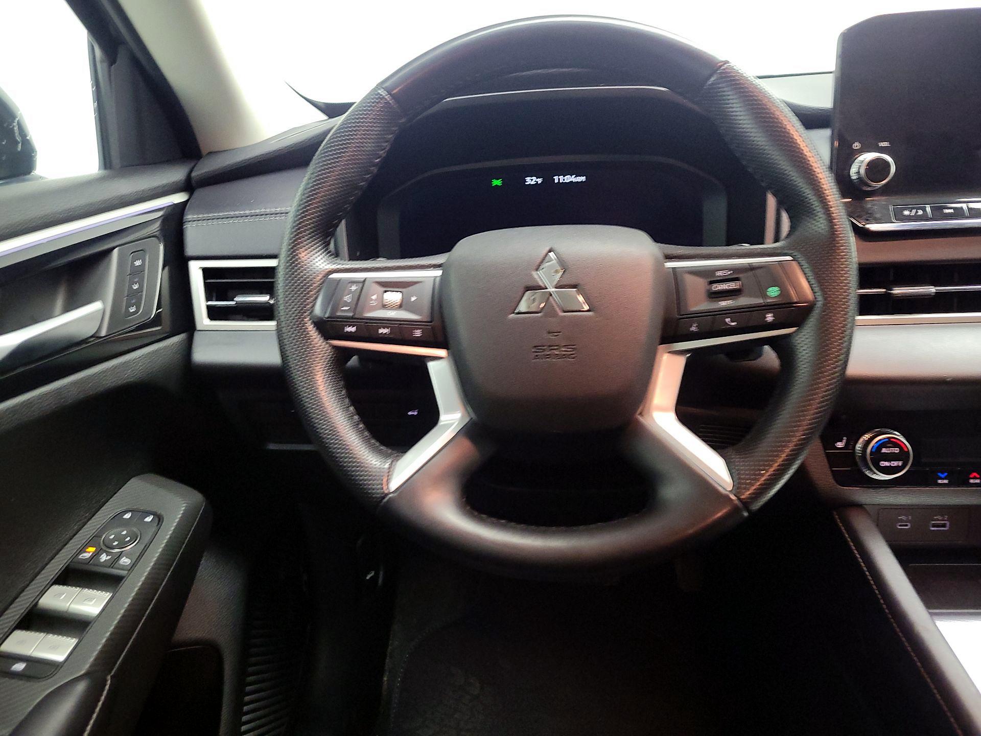 Thumbnail: 2024 Mitsubishi Outlander - 10