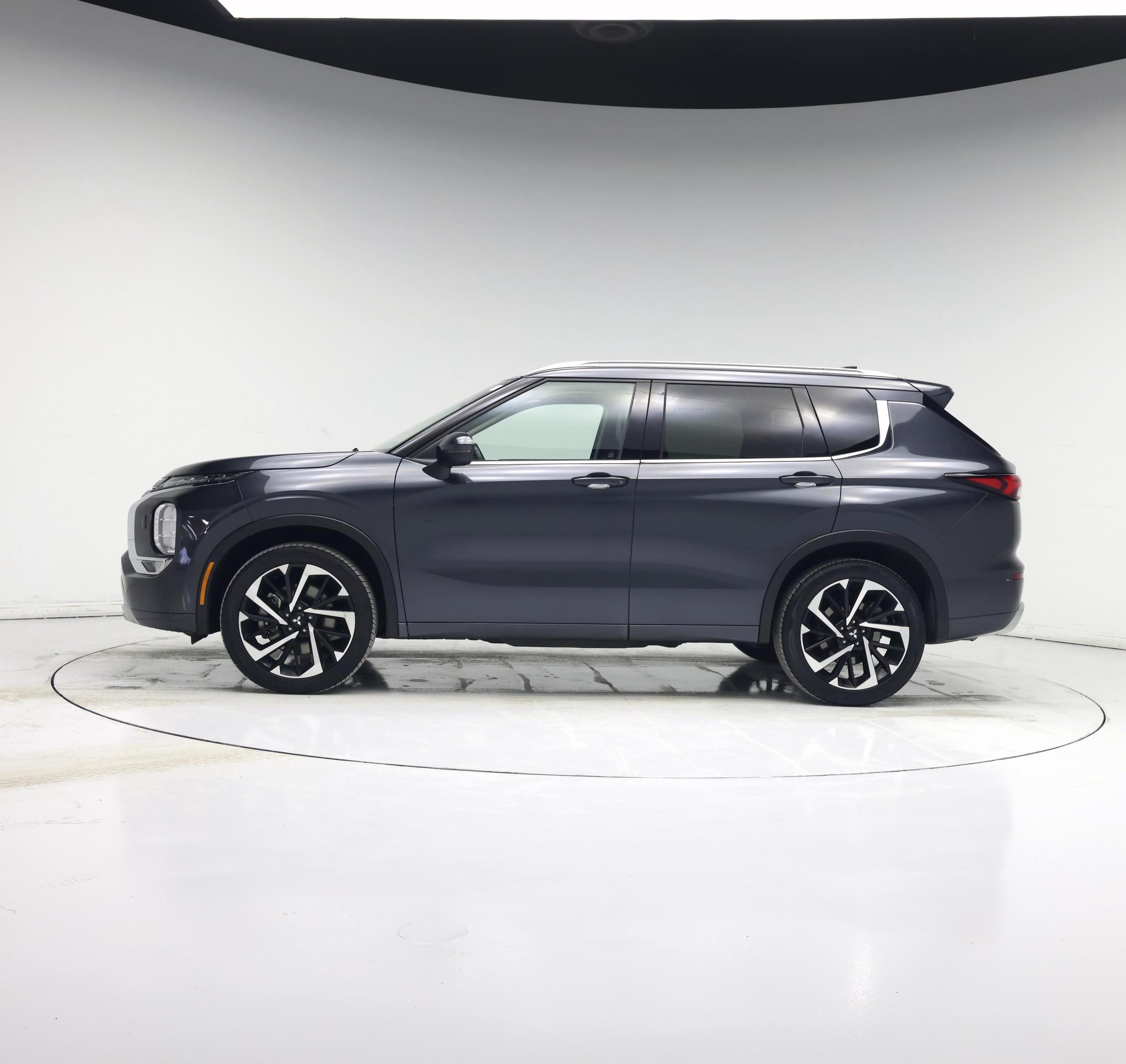 Thumbnail: 2024 Mitsubishi Outlander - 3