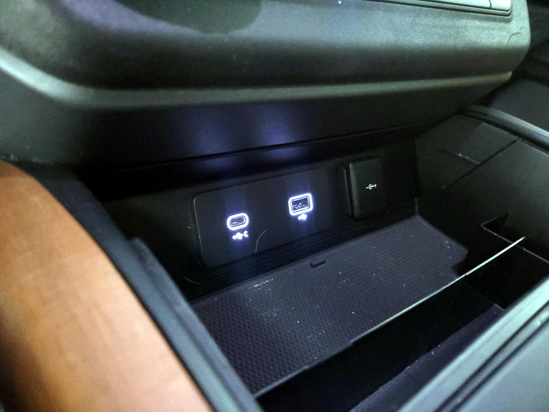 Thumbnail: 2023 Land Rover Defender - 18