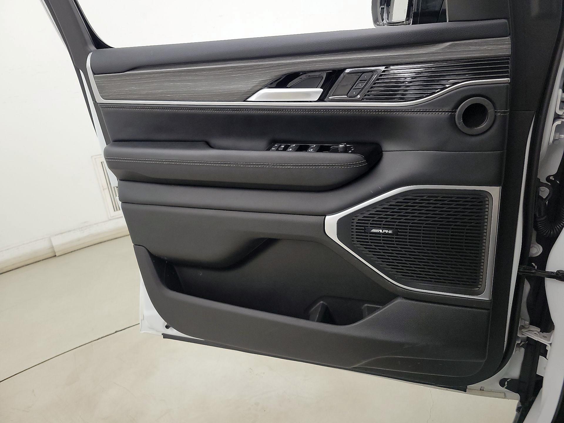 Thumbnail: 2024 Jeep Wagoneer - 12