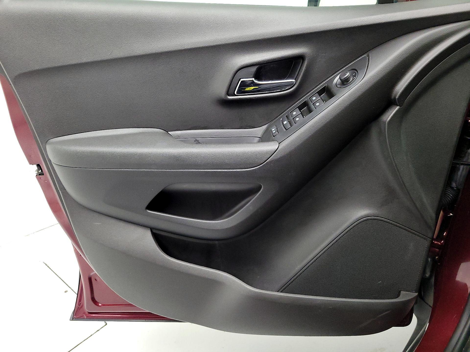 Thumbnail: 2016 Chevrolet Trax - 12