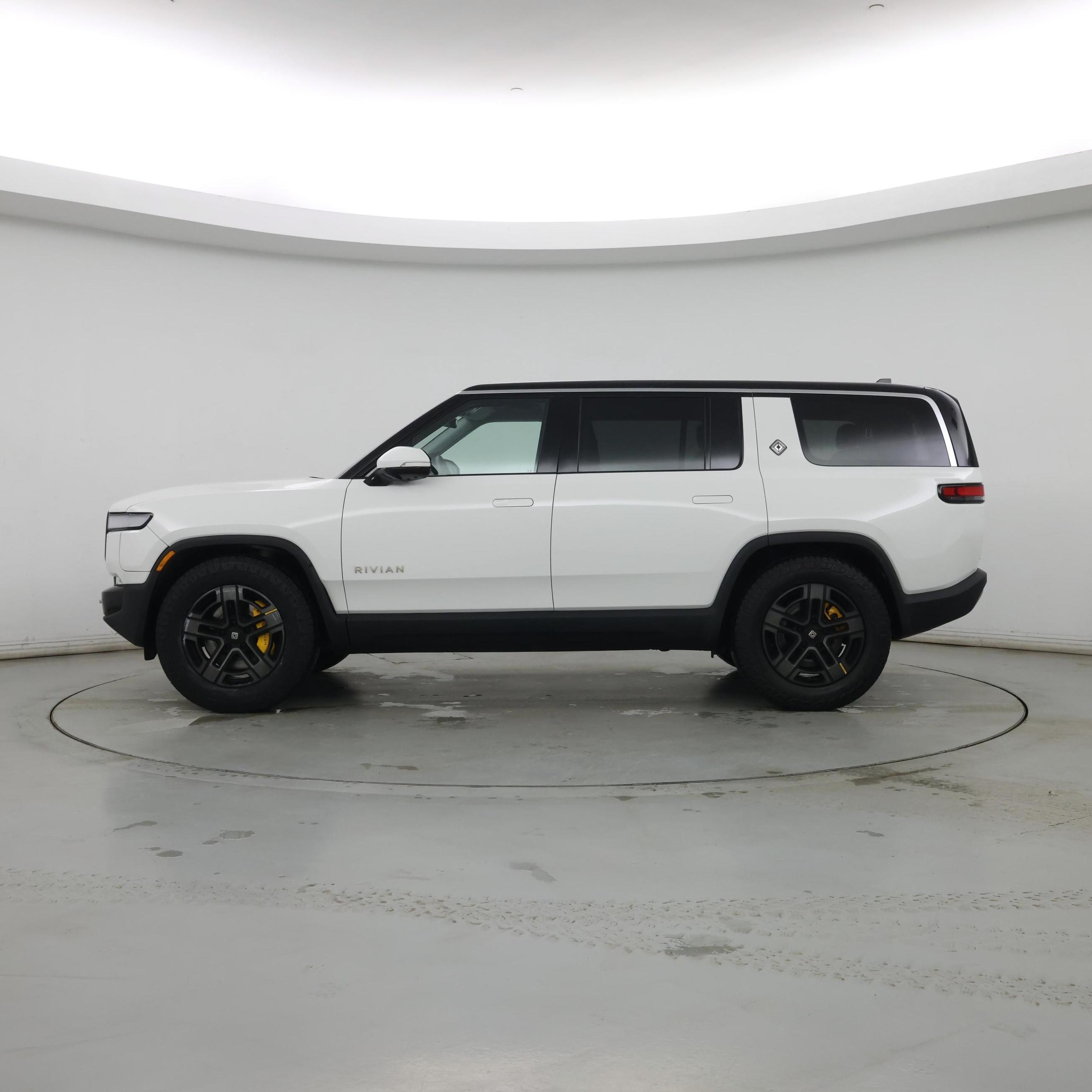 Thumbnail: 2023 Rivian R1S - 3