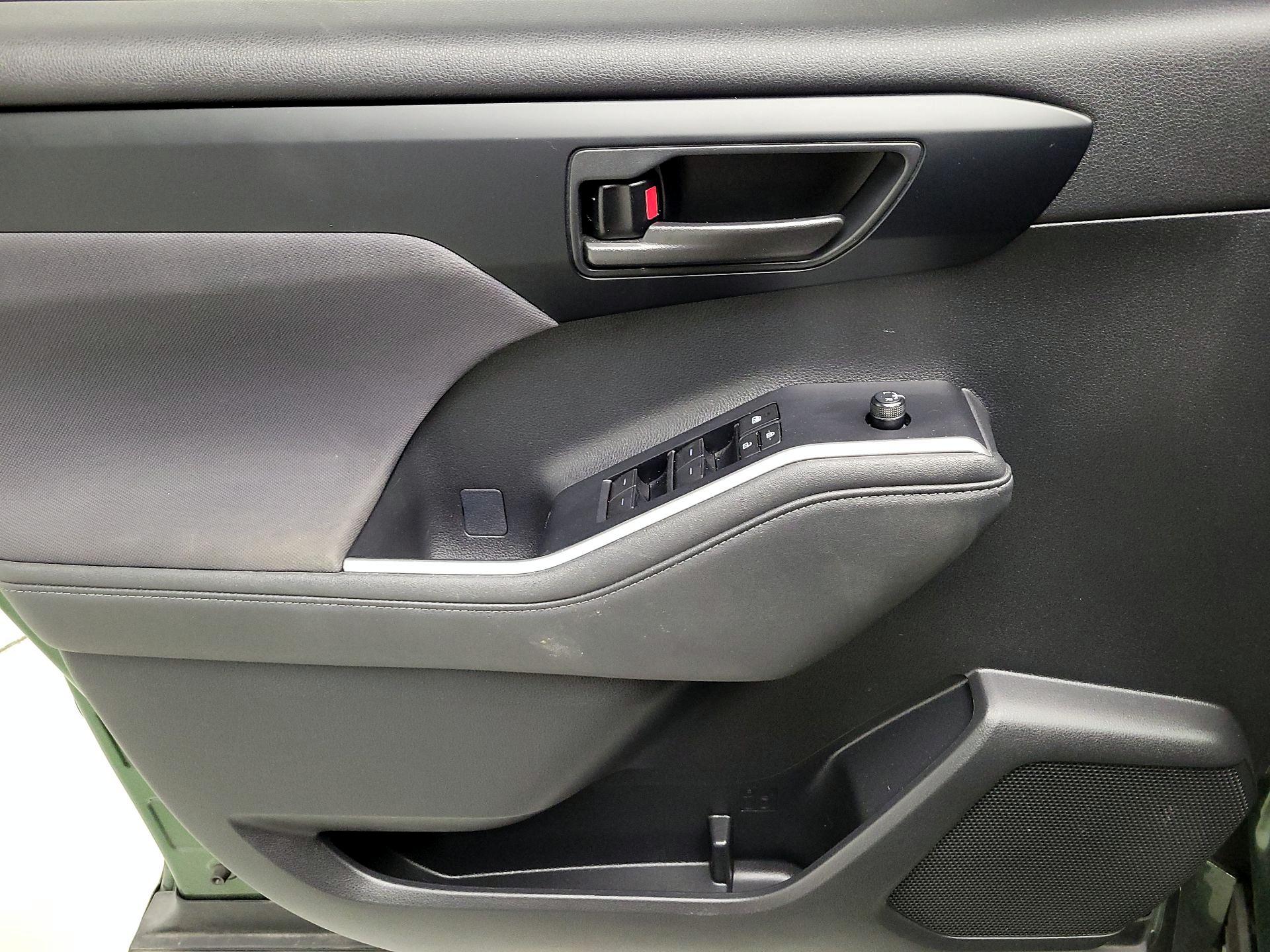 Thumbnail: 2023 Toyota Highlander - 12