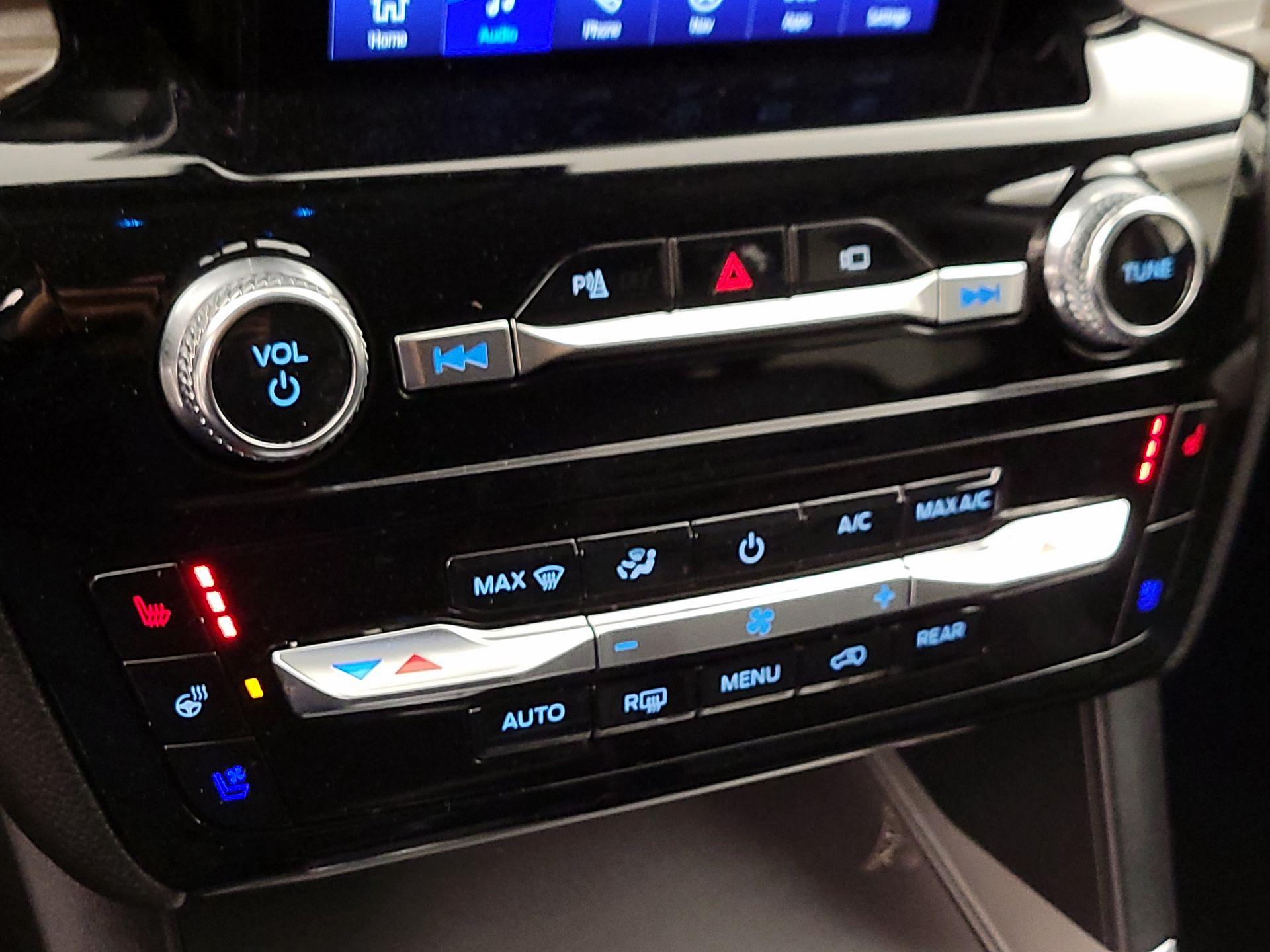 Thumbnail: 2022 Ford Explorer - 16