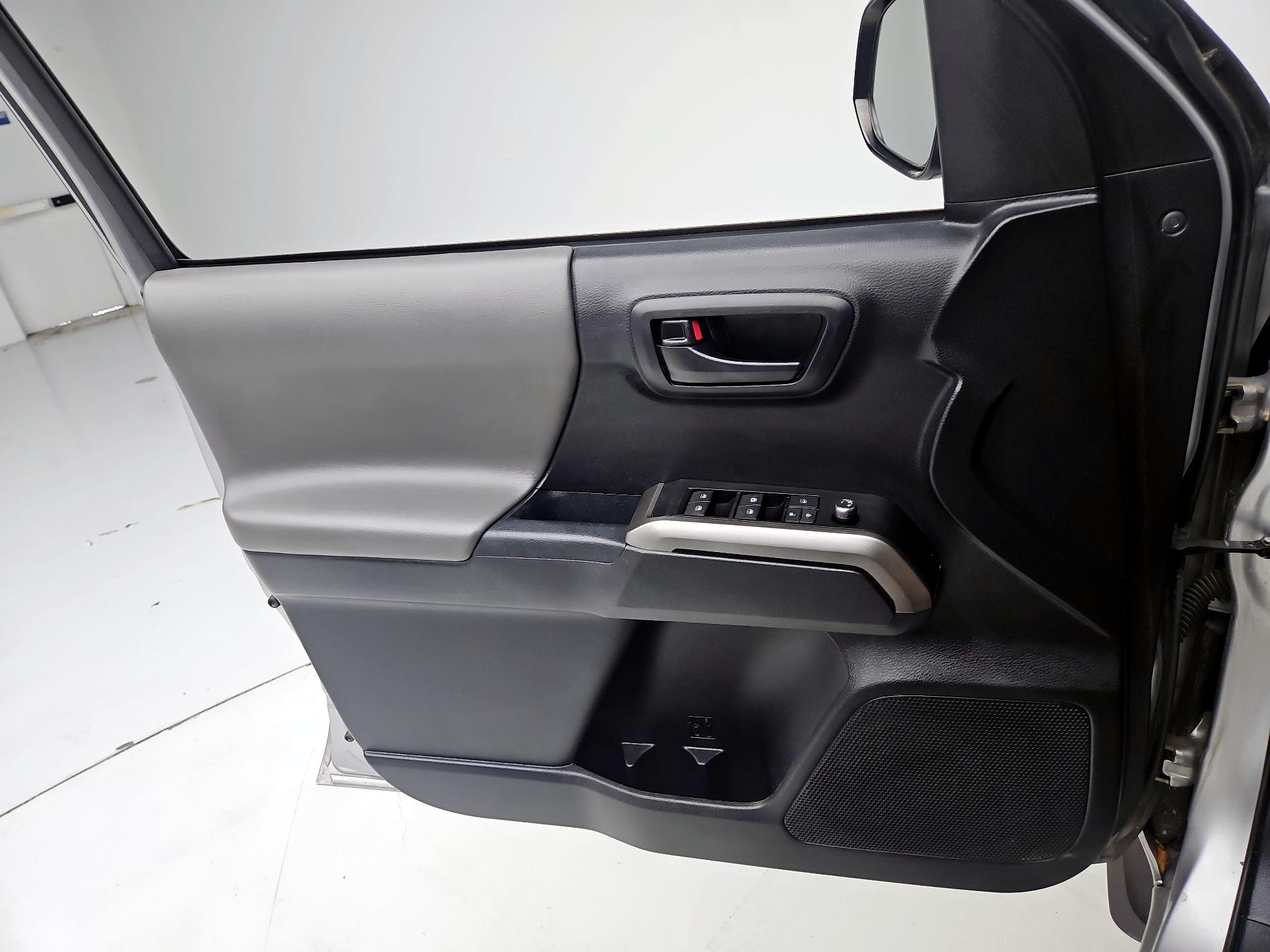 Thumbnail: 2018 Toyota Tacoma - 12